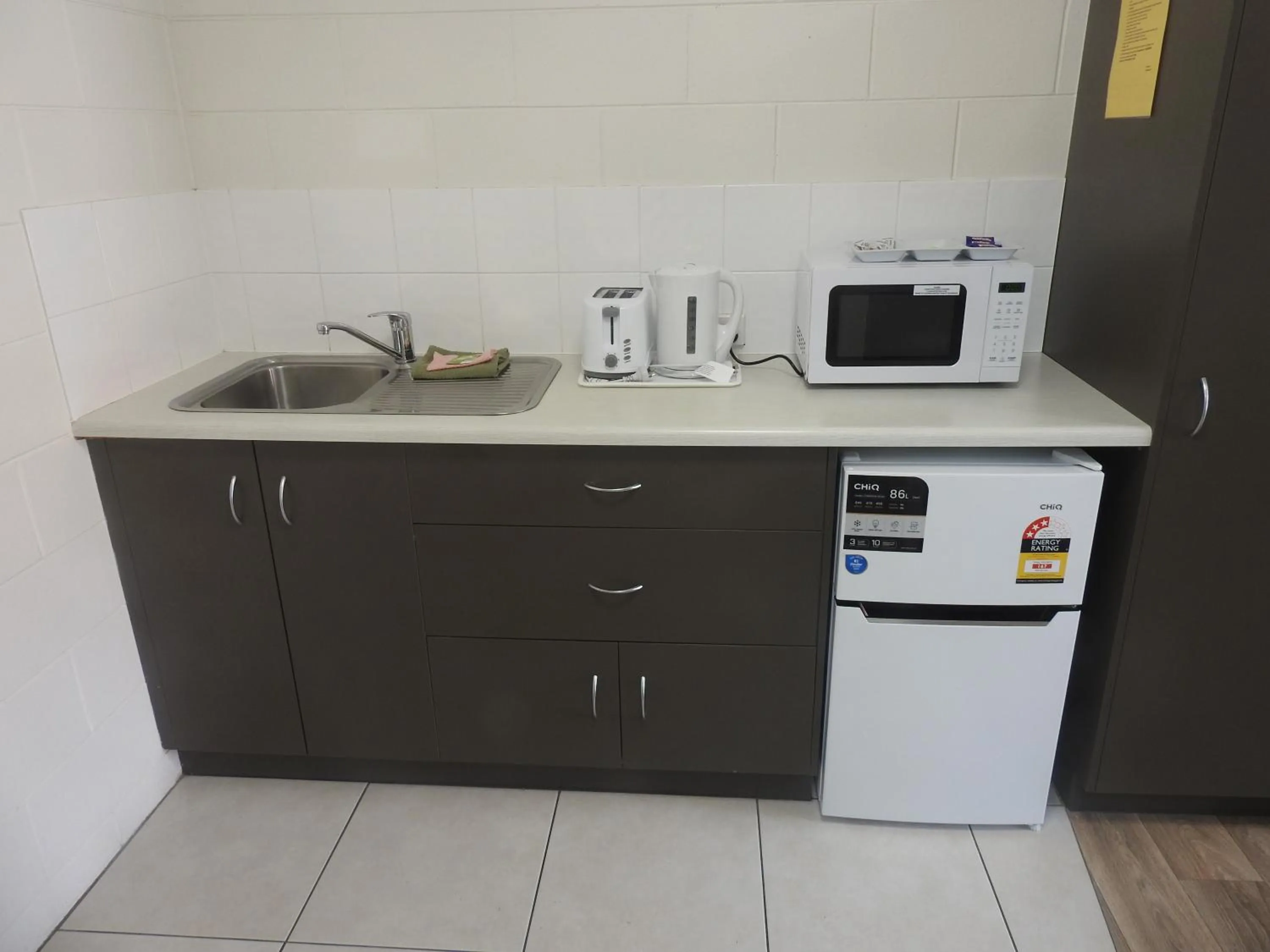 Kitchen or kitchenette in Cedar Lodge Motel