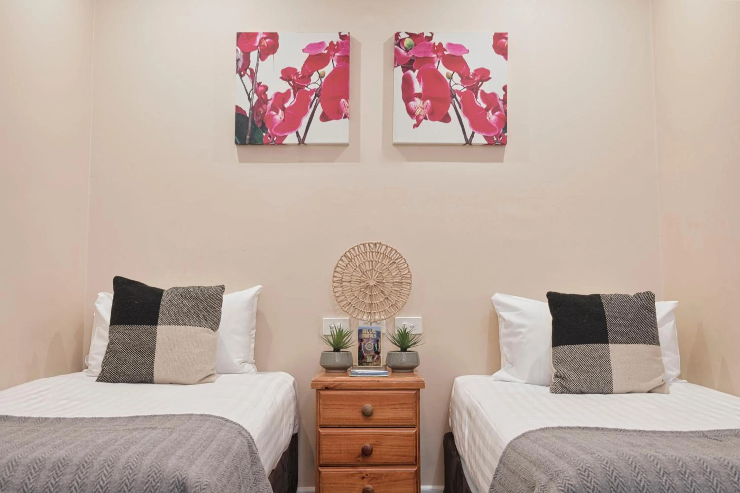 Bed in Blue Mountains Heritage Motel