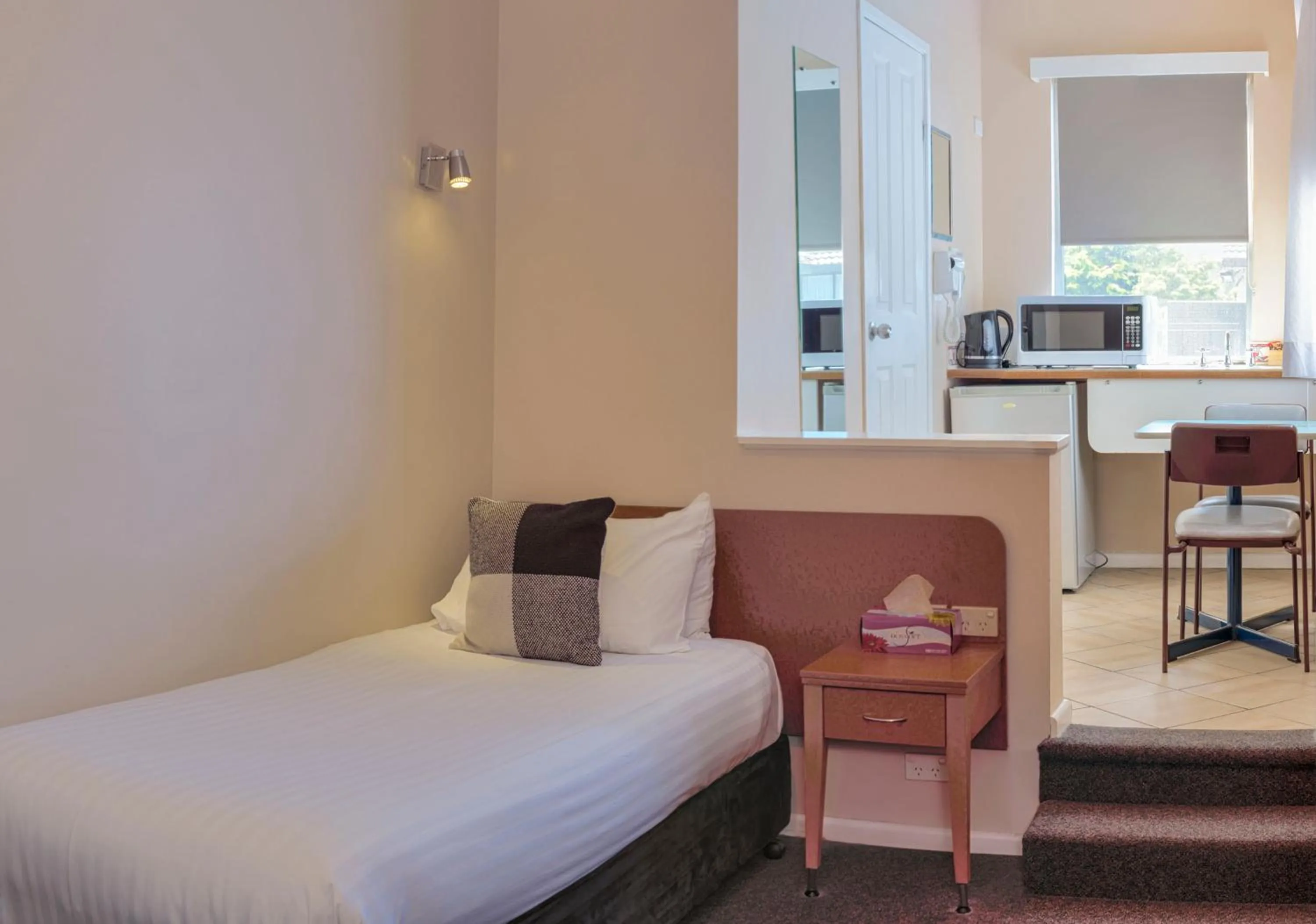 Coffee/tea facilities, Bed in Blue Mountains Heritage Motel