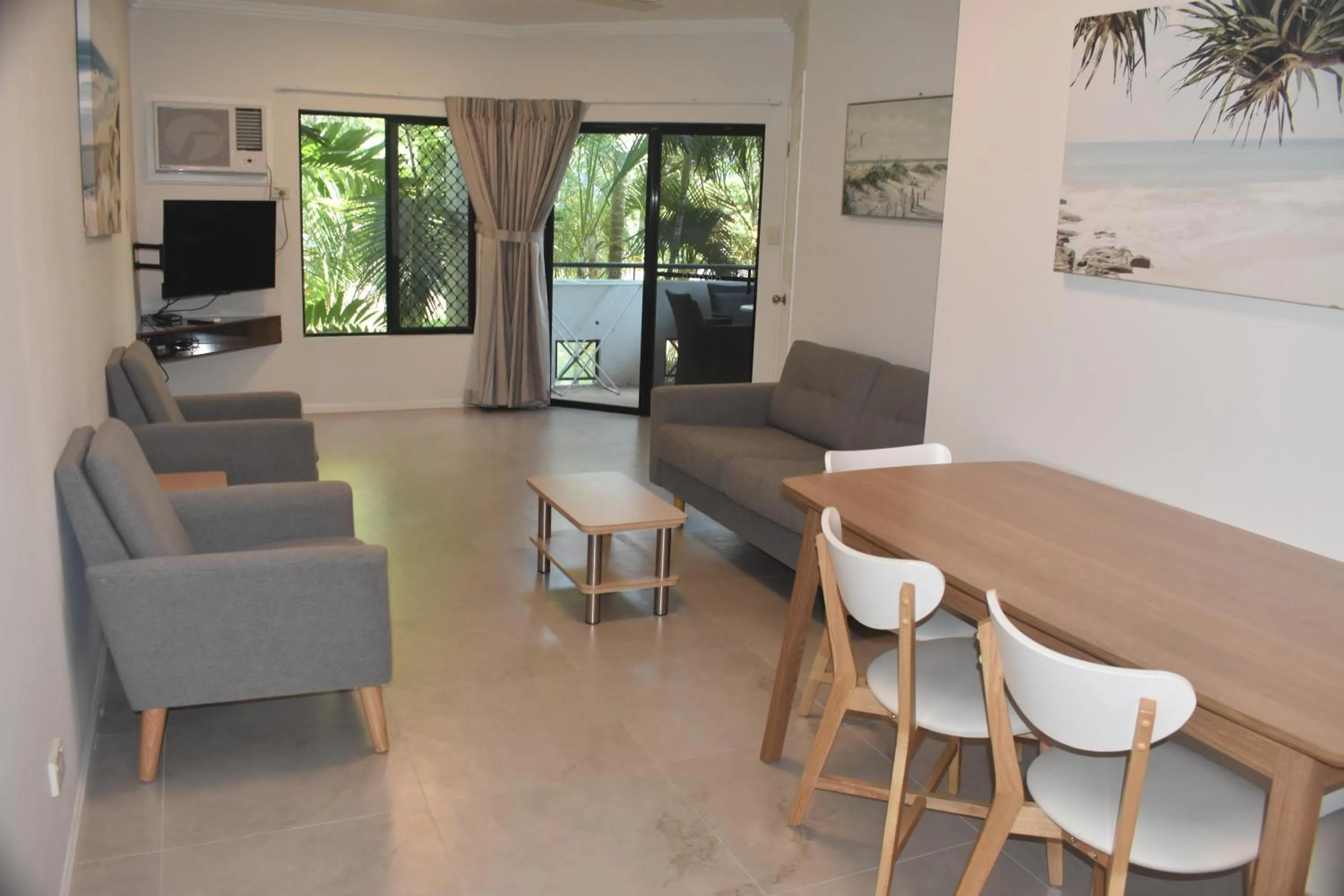 Lounge or bar in City Plaza Apartments