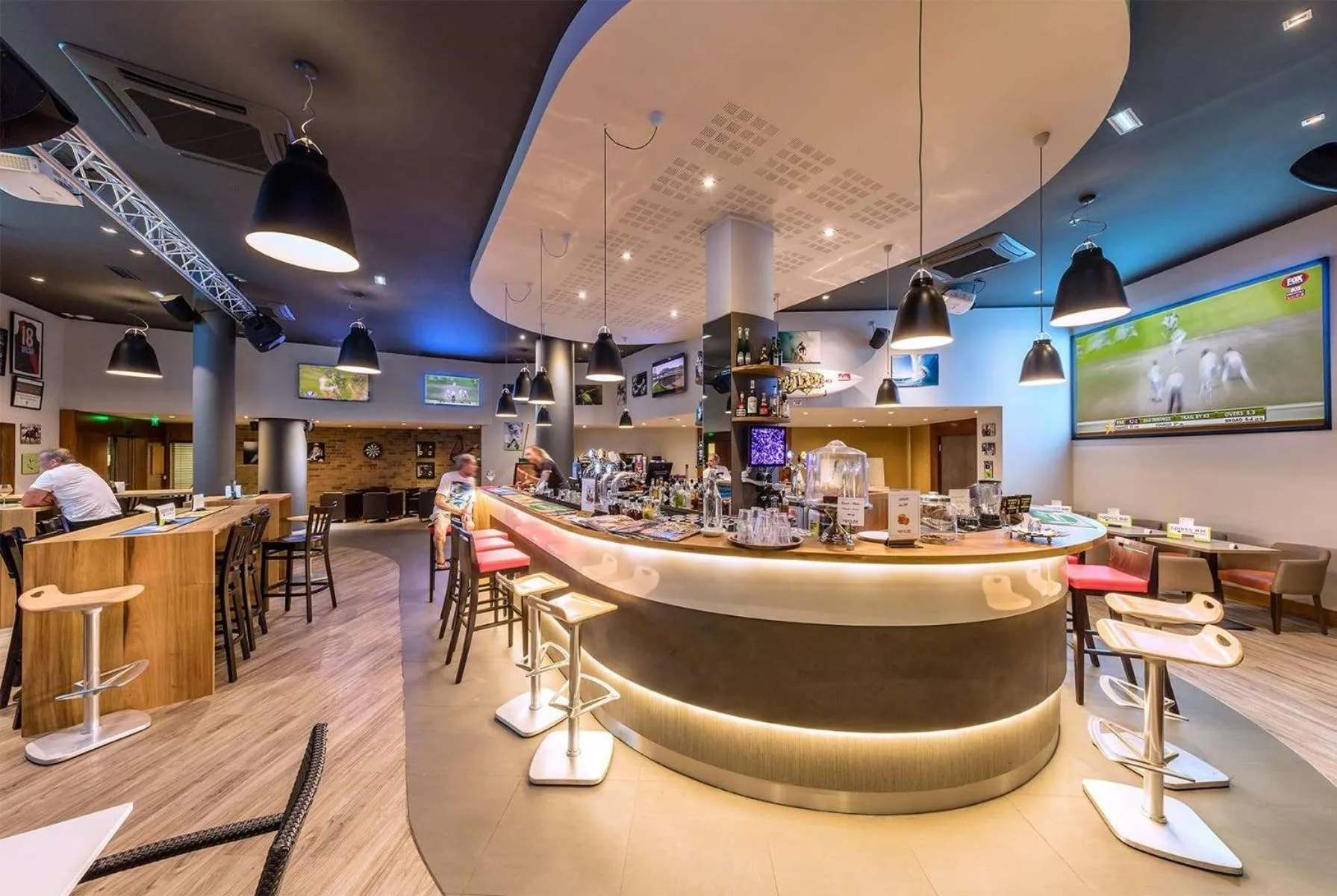 Lounge or bar in Ramada Hotel & Suites by Wyndham Noumea