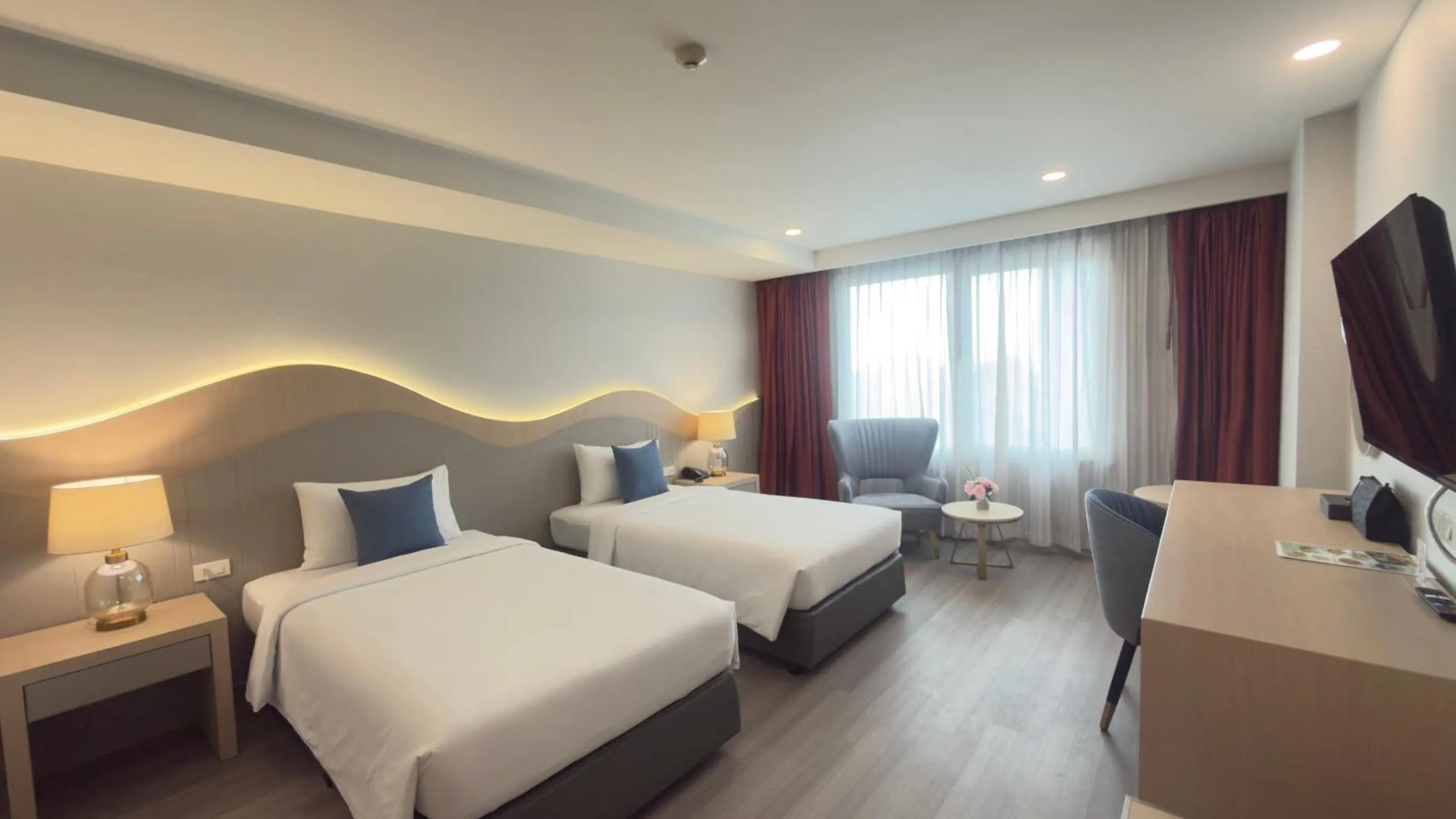 Bedroom, Bed in Empress Pattaya Hotel