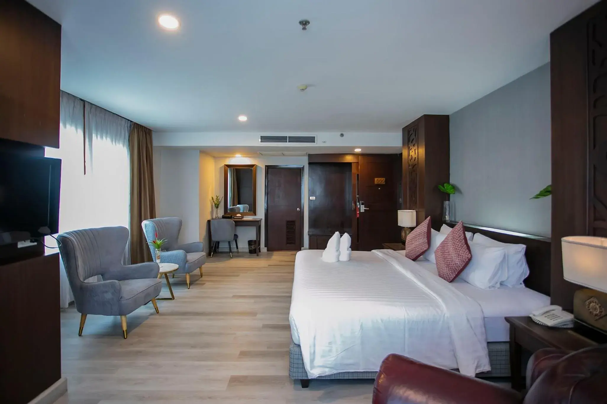 Corner Double Room in Empress Pattaya Hotel Corner Double Room in Empress Pattaya Hotel