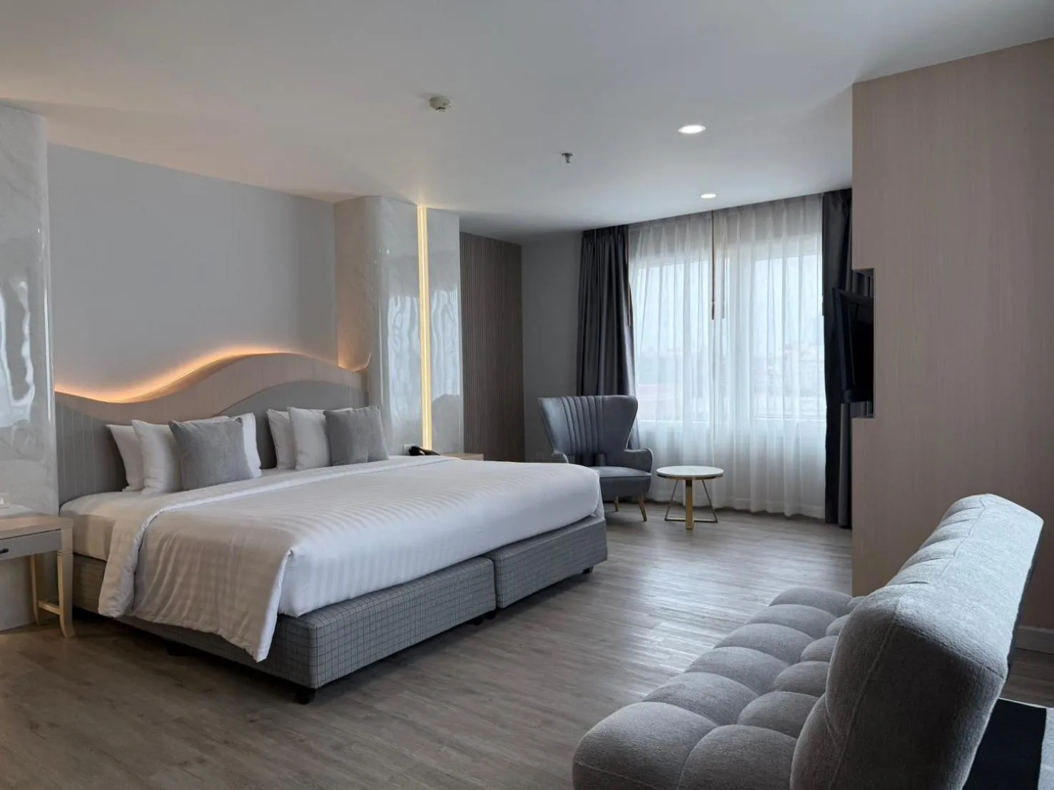 Bedroom, Bed in Empress Pattaya Hotel