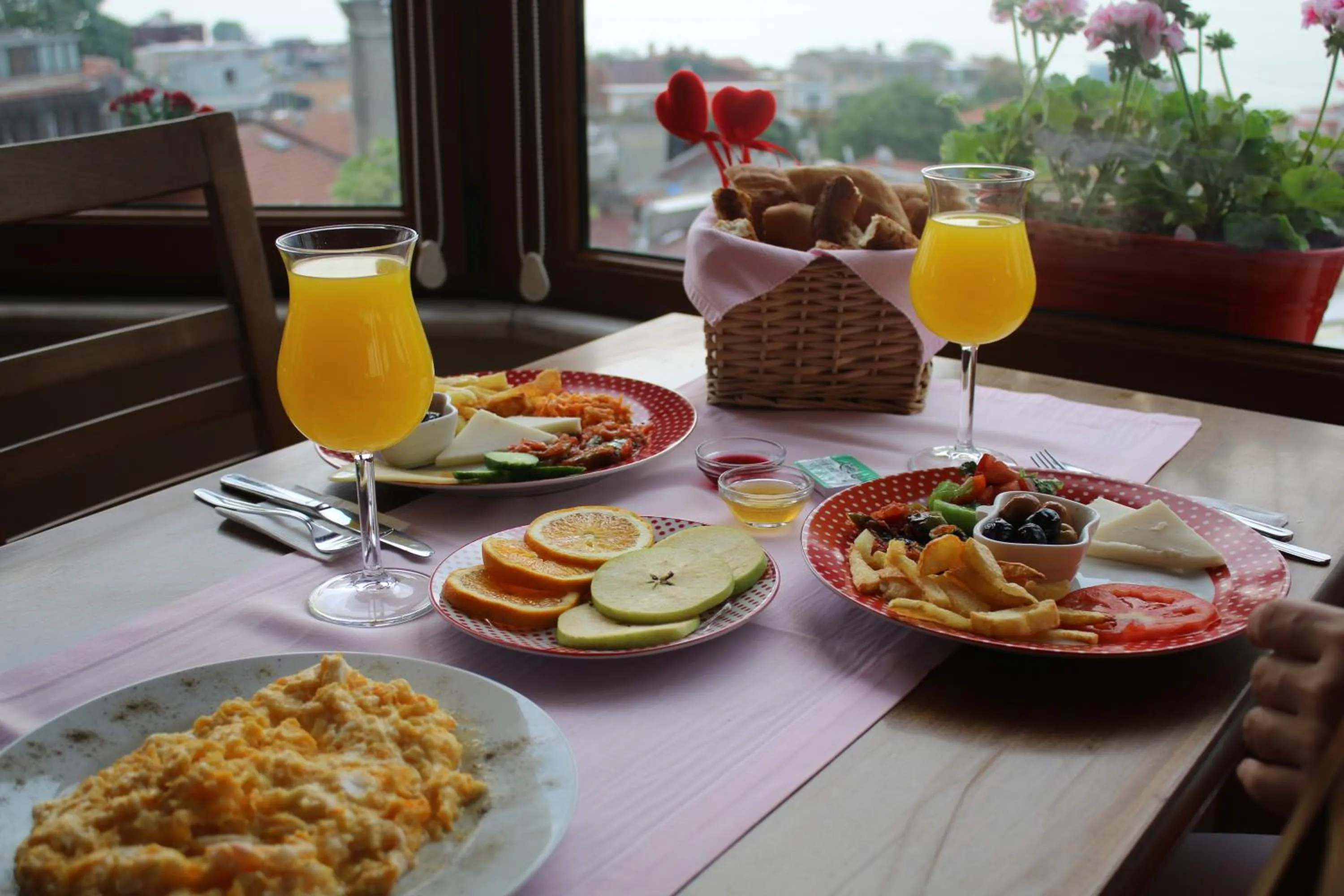 Food and drinks in Emine Sultan Hotel