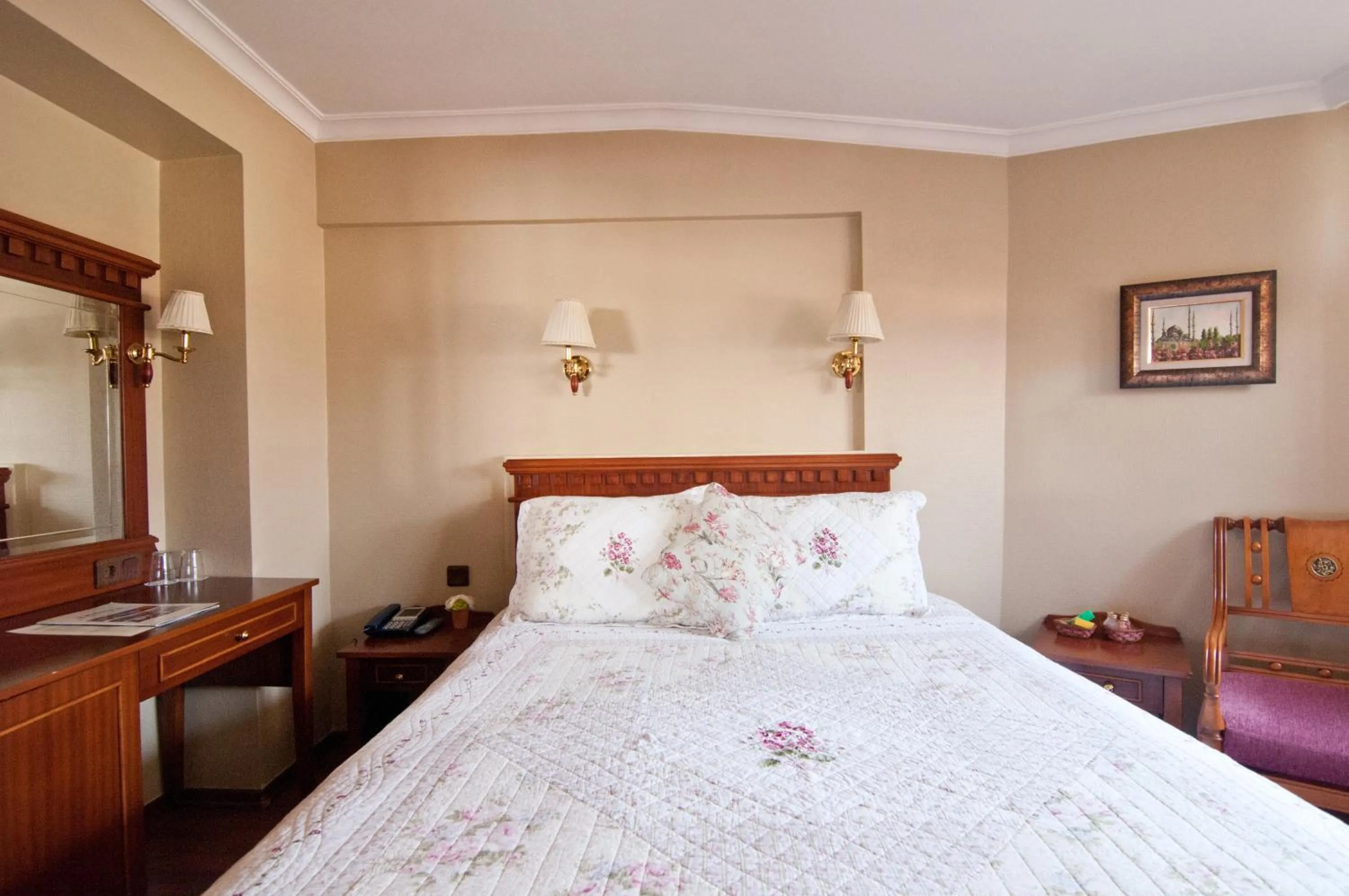 Bed in Emine Sultan Hotel