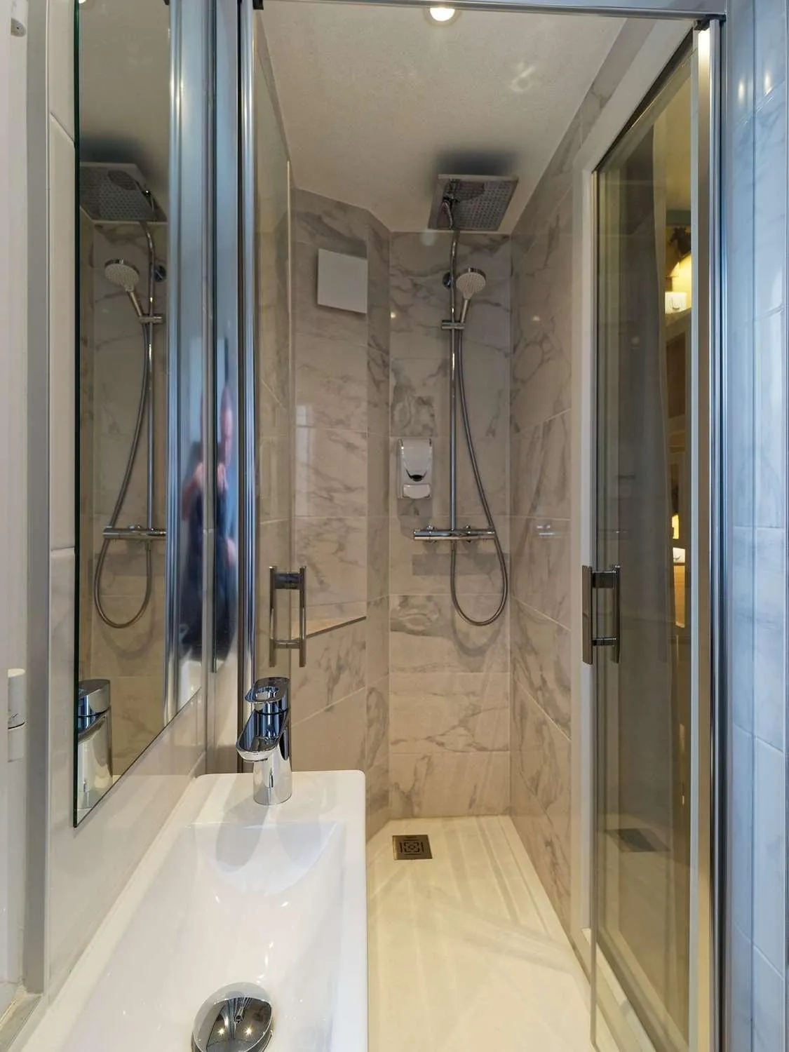Shower in Kyriad DIRECT Saint Brieuc - Parc des Expositions
