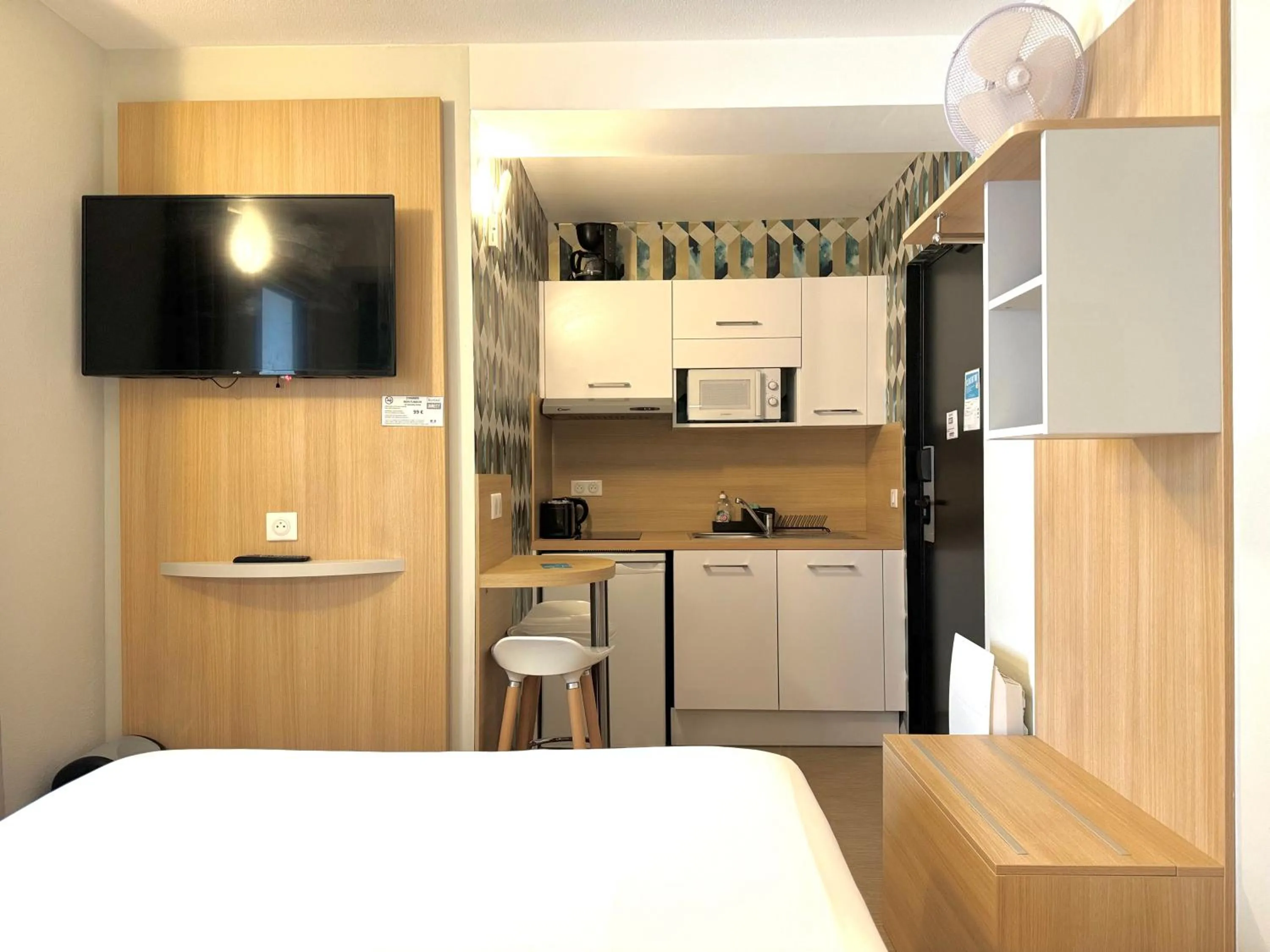 TV and multimedia, Bed in Kyriad DIRECT Saint Brieuc - Parc des Expositions