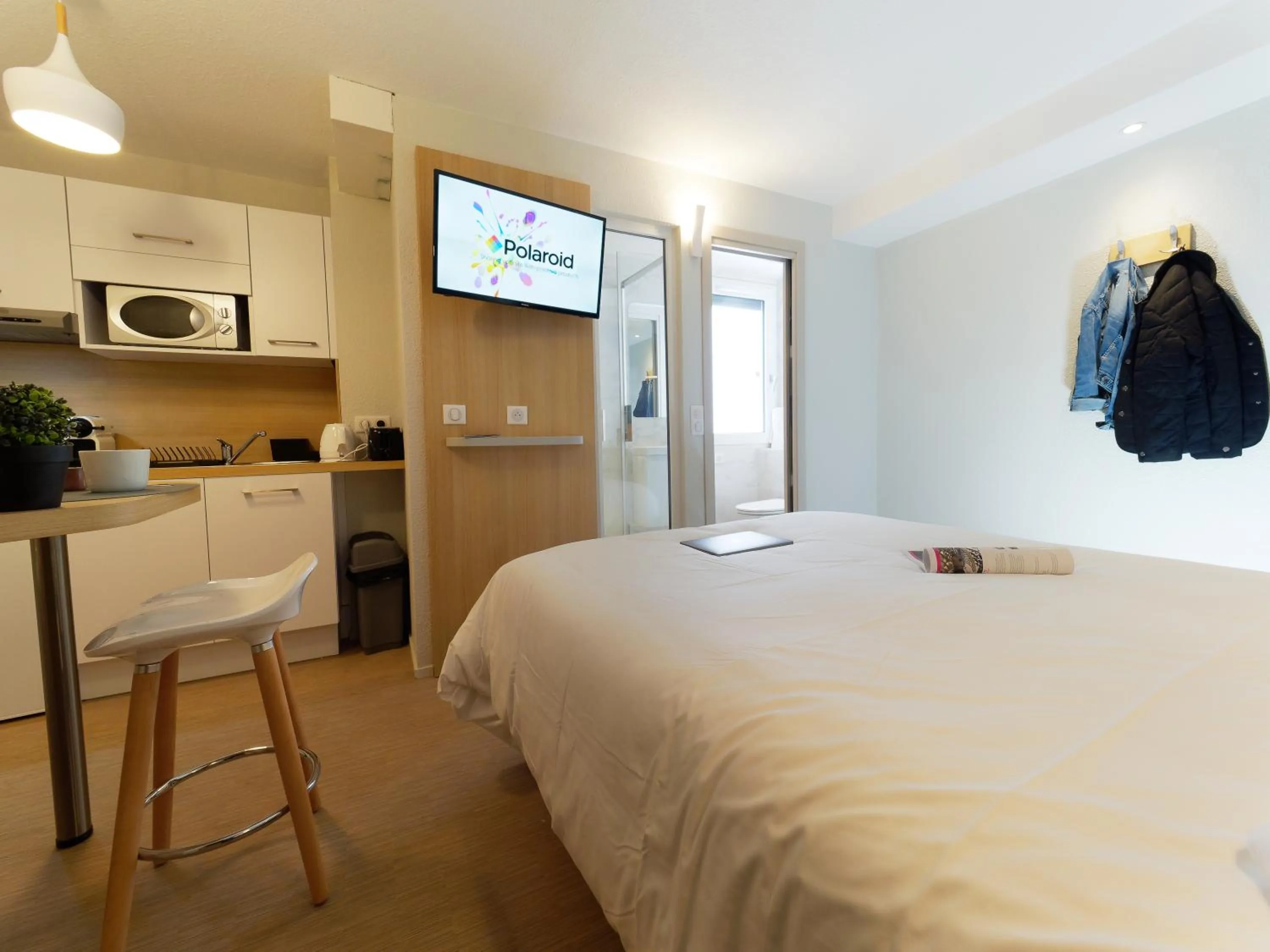 Photo of the whole room, Bed in Kyriad DIRECT Saint Brieuc - Parc des Expositions