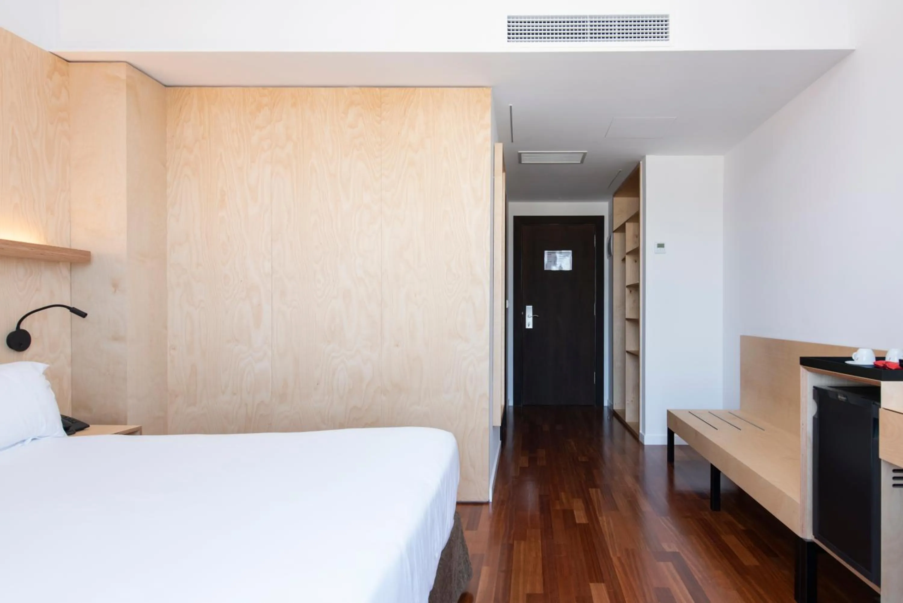 Photo of the whole room, Bed in Hotel Maroa Vigo