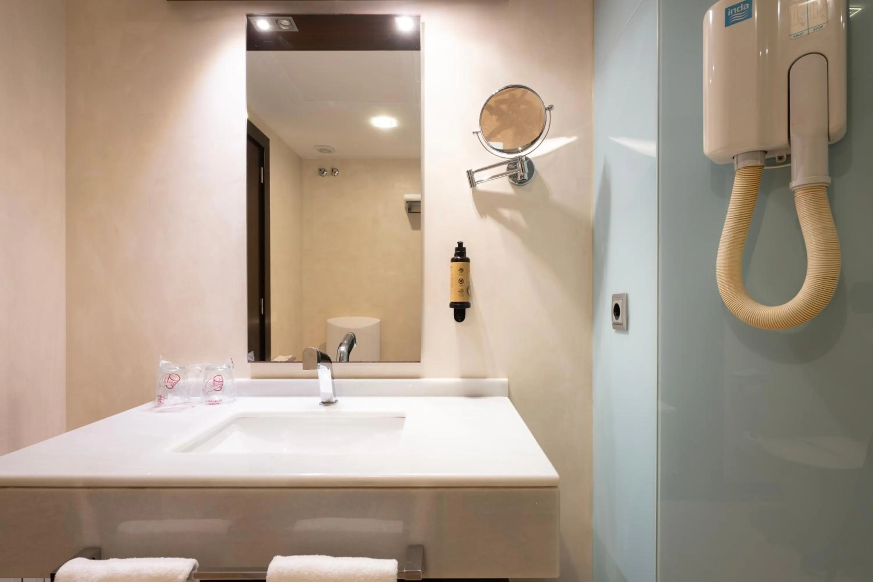 Bathroom in Hotel Maroa Vigo