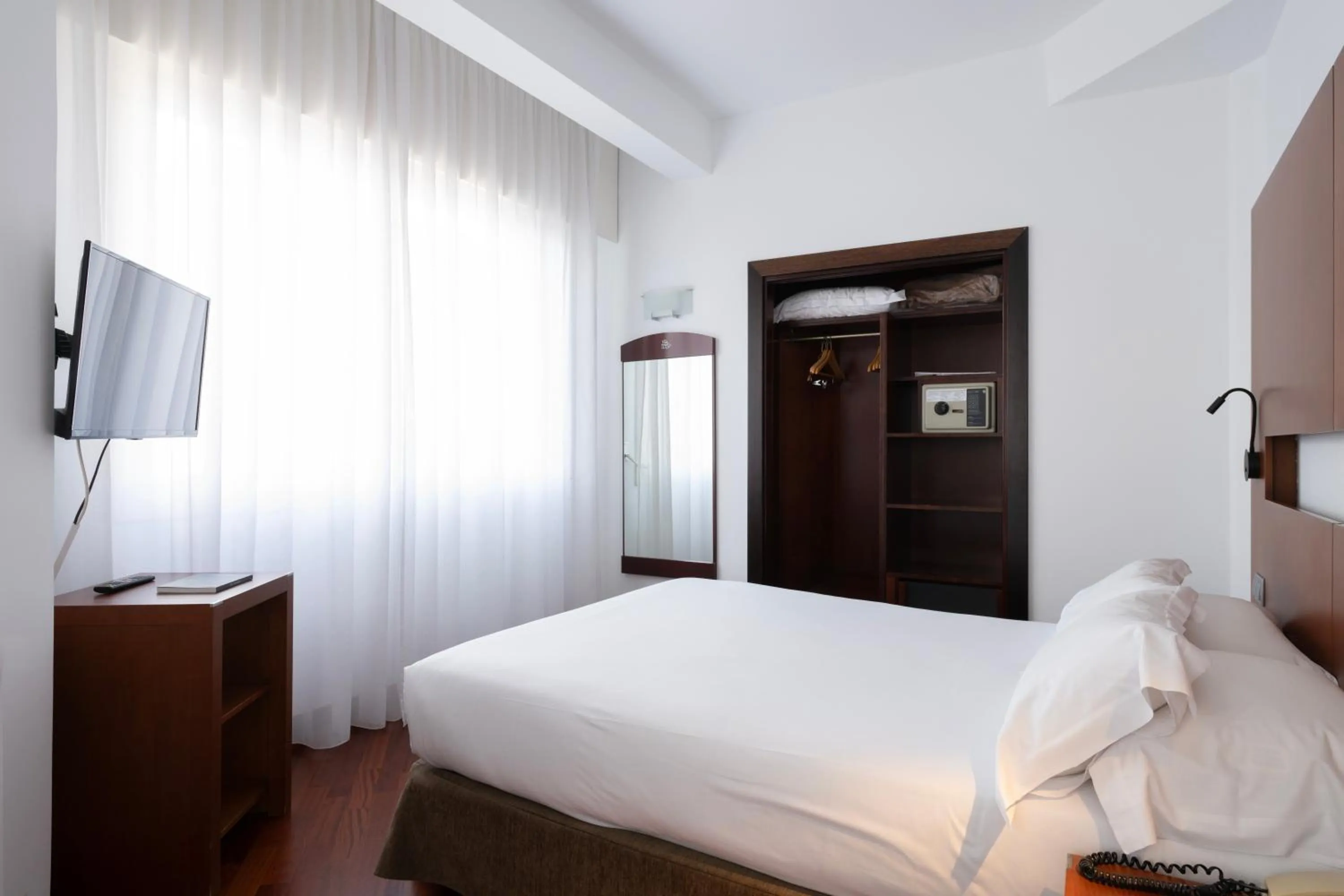 Bedroom, Bed in Hotel Maroa Vigo