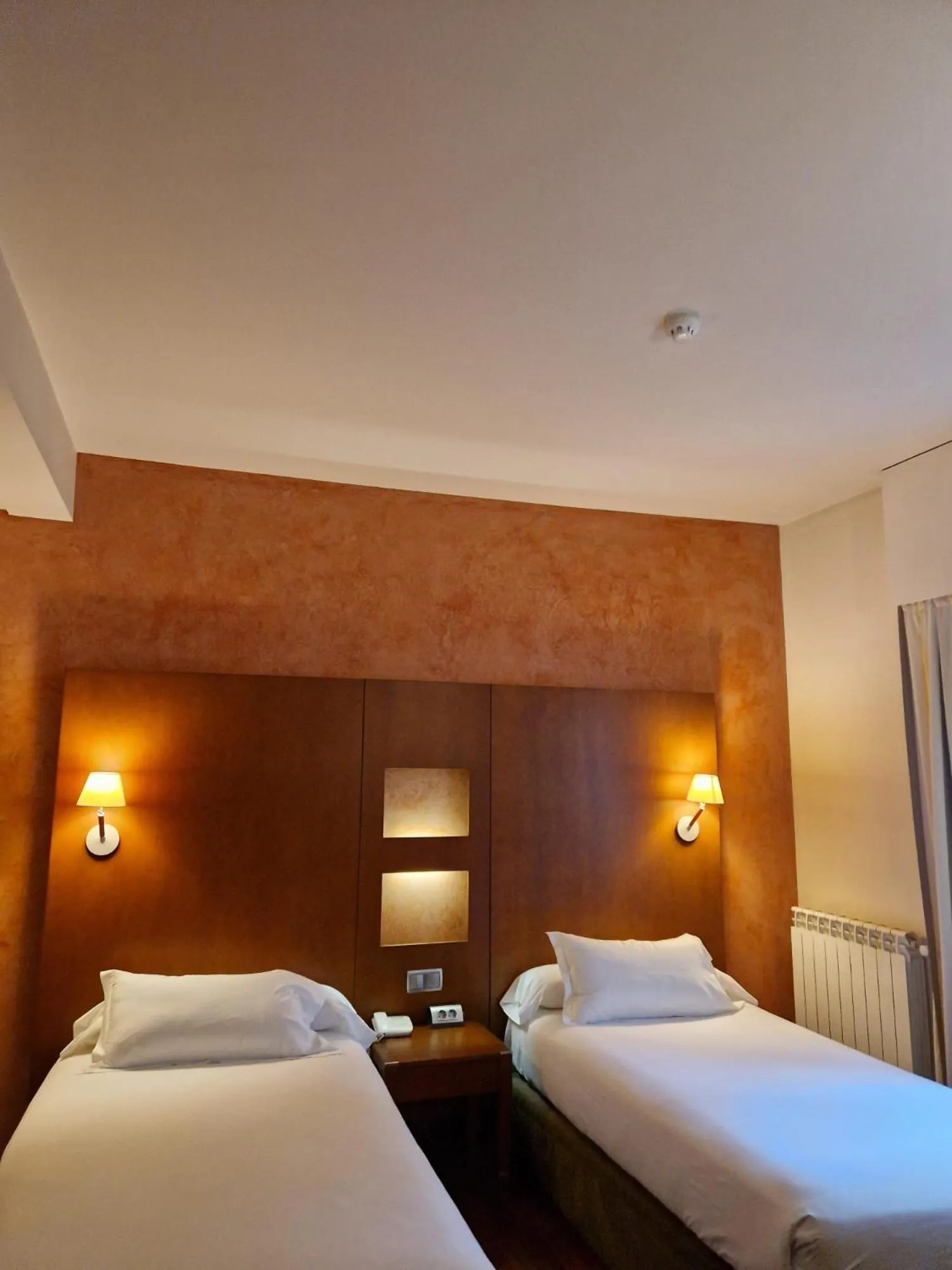 Photo of the whole room, Bed in Hotel Maroa Vigo