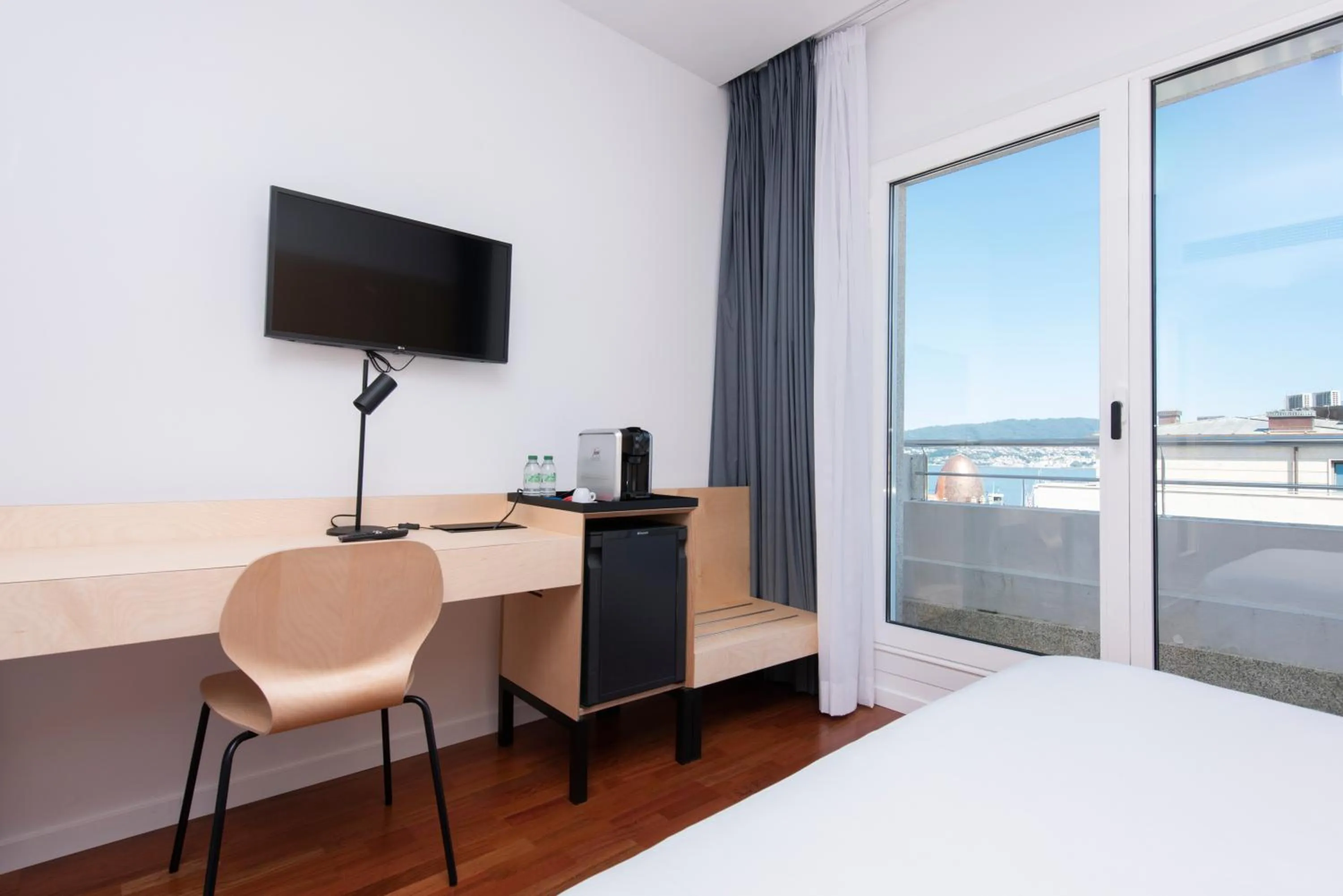 TV and multimedia, Bed in Hotel Maroa Vigo
