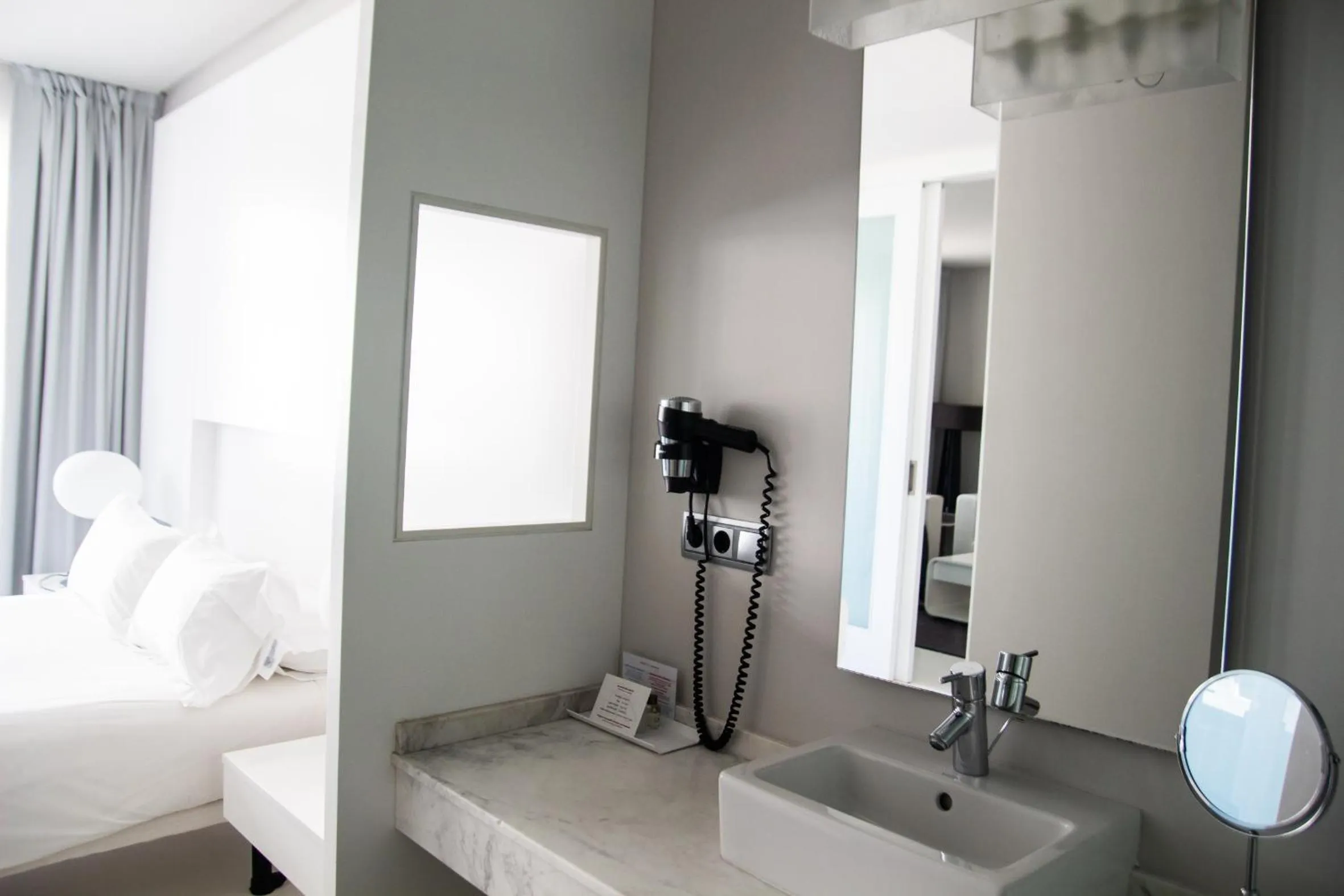 Bathroom, Bed in Hotel Maroa Vigo