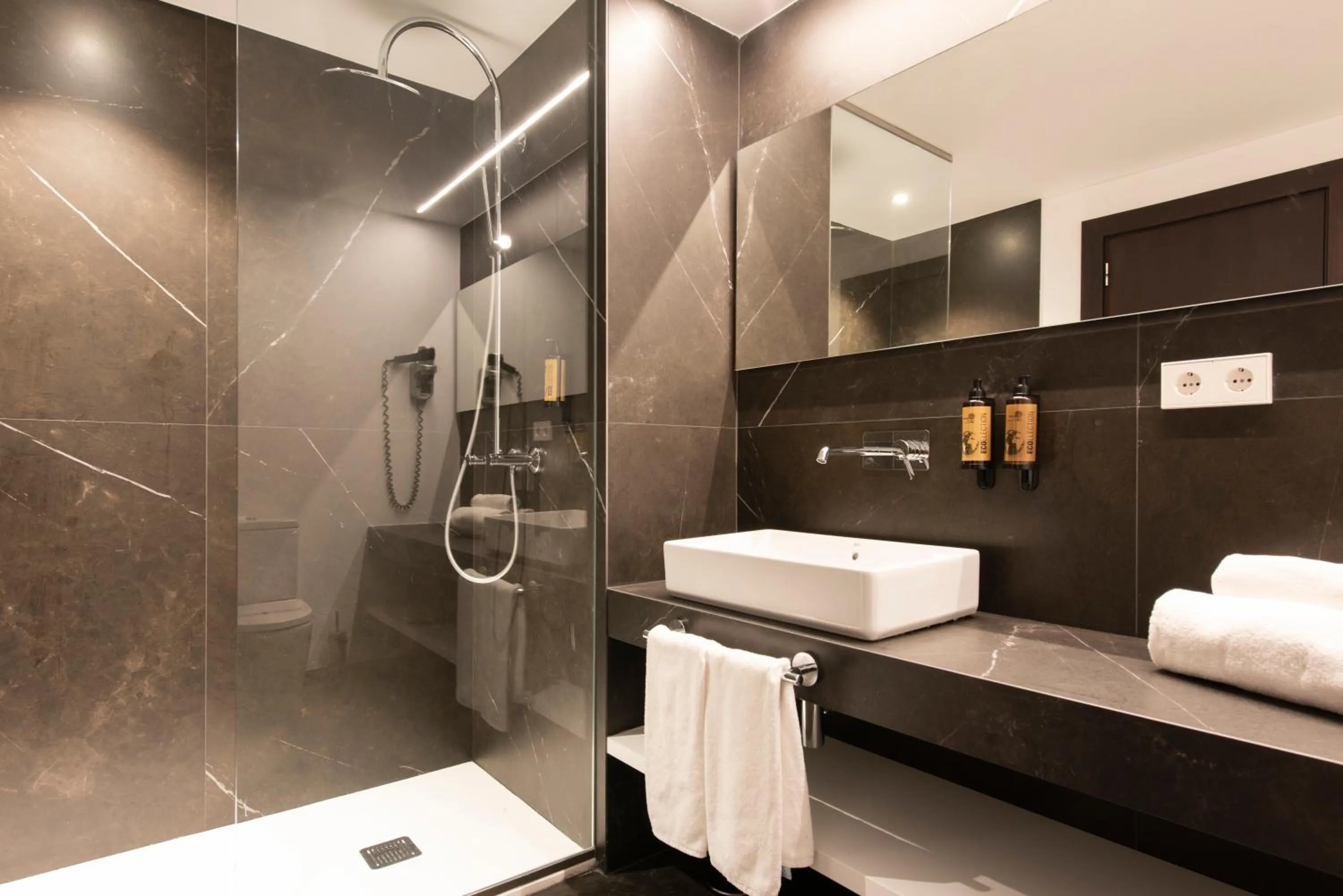Shower in Hotel Maroa Vigo