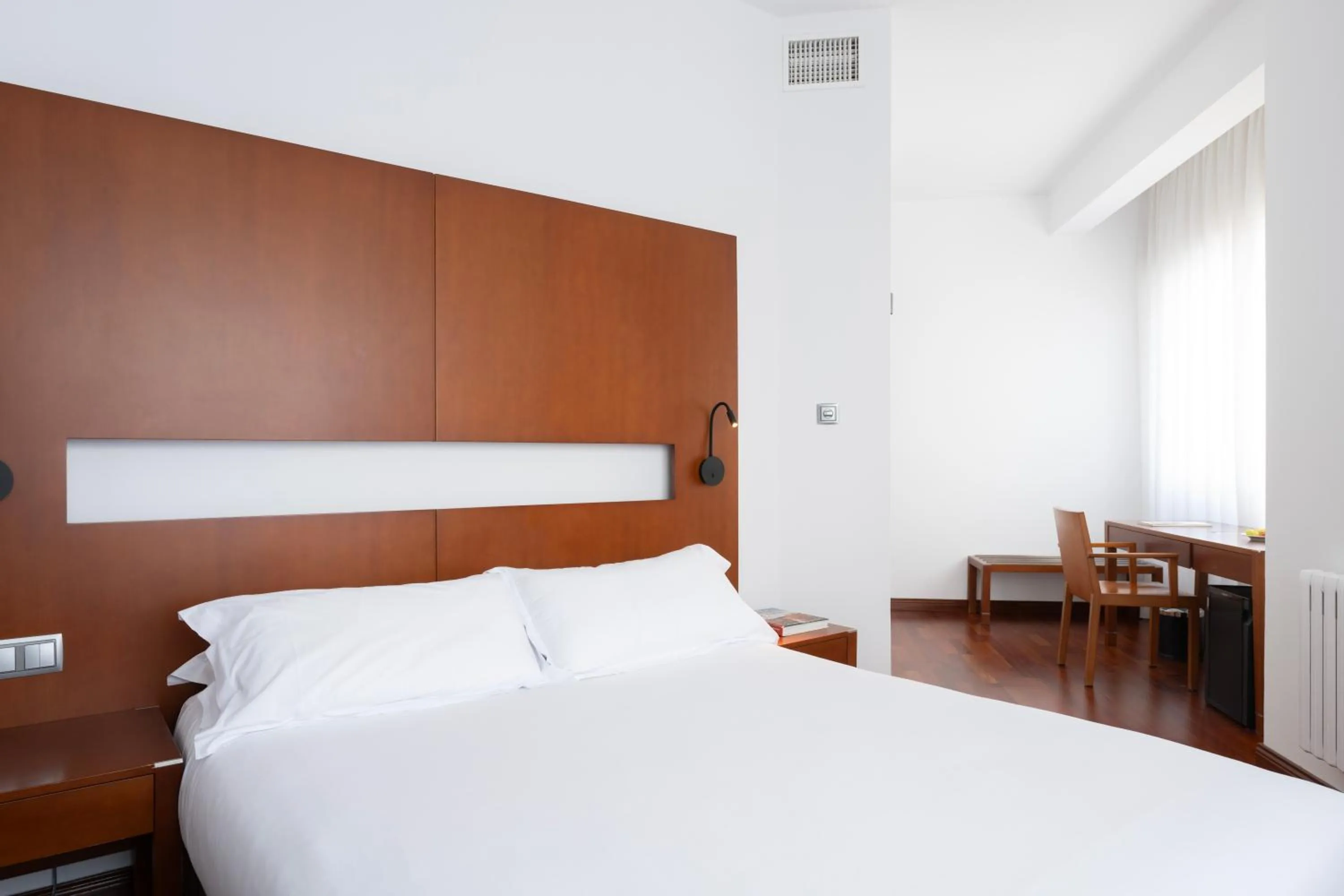 Bedroom, Bed in Hotel Maroa Vigo