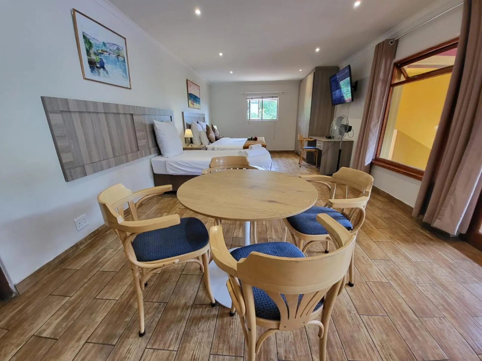 Photo of the whole room, Bed in 50 Galena Affordable Luxury