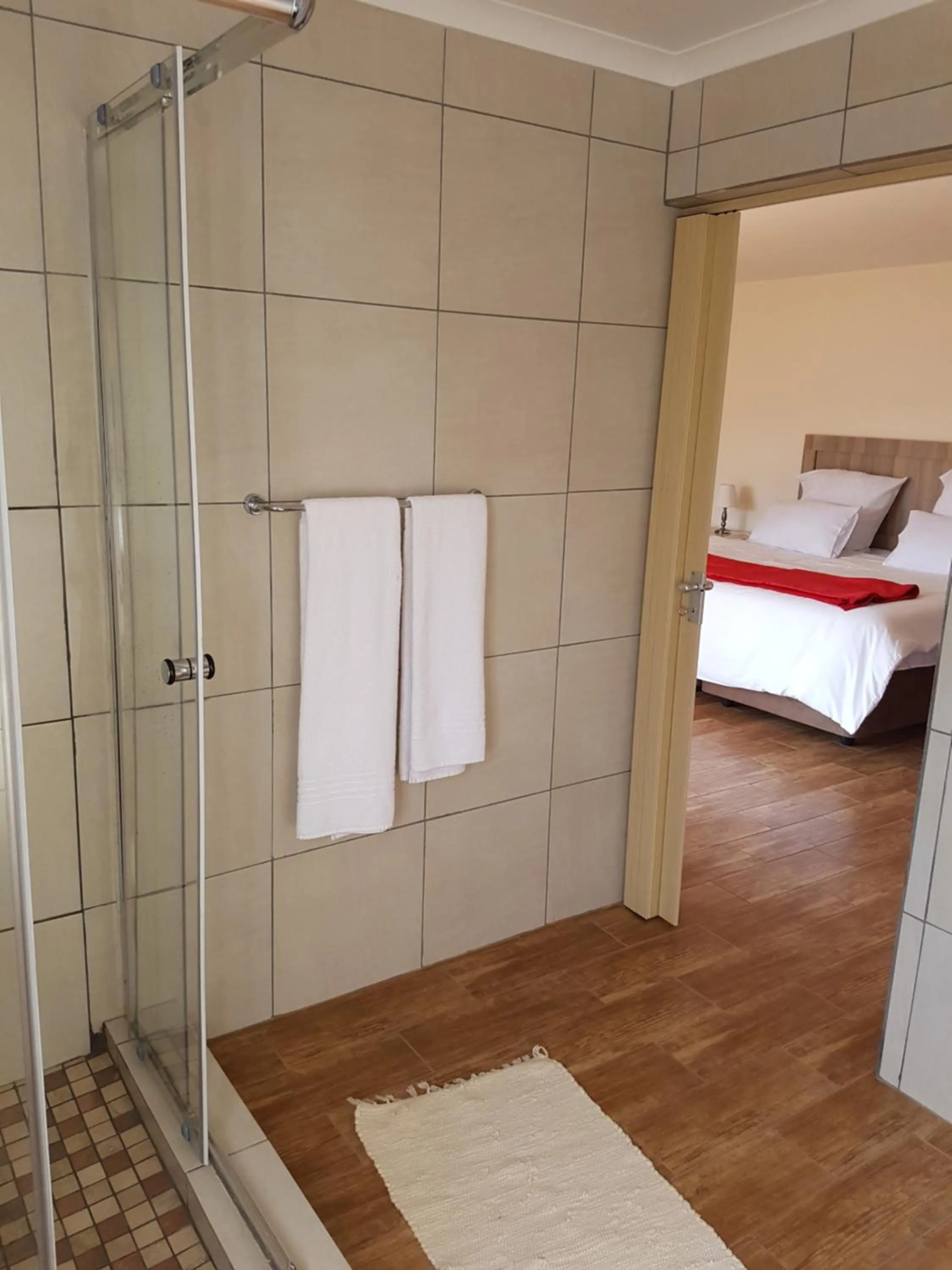 Bathroom, Bed in 50 Galena Affordable Luxury