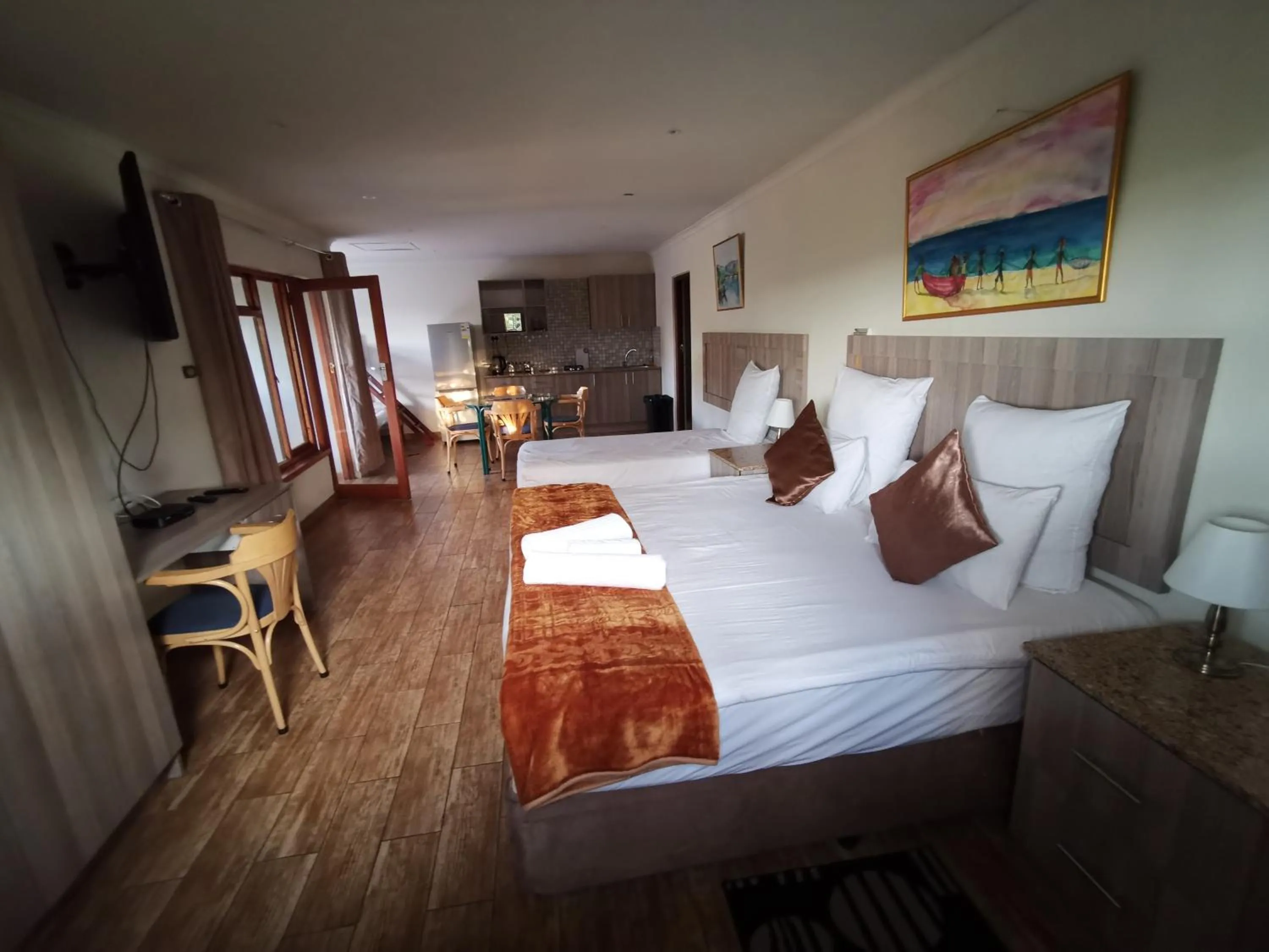 Photo of the whole room, Bed in 50 Galena Affordable Luxury