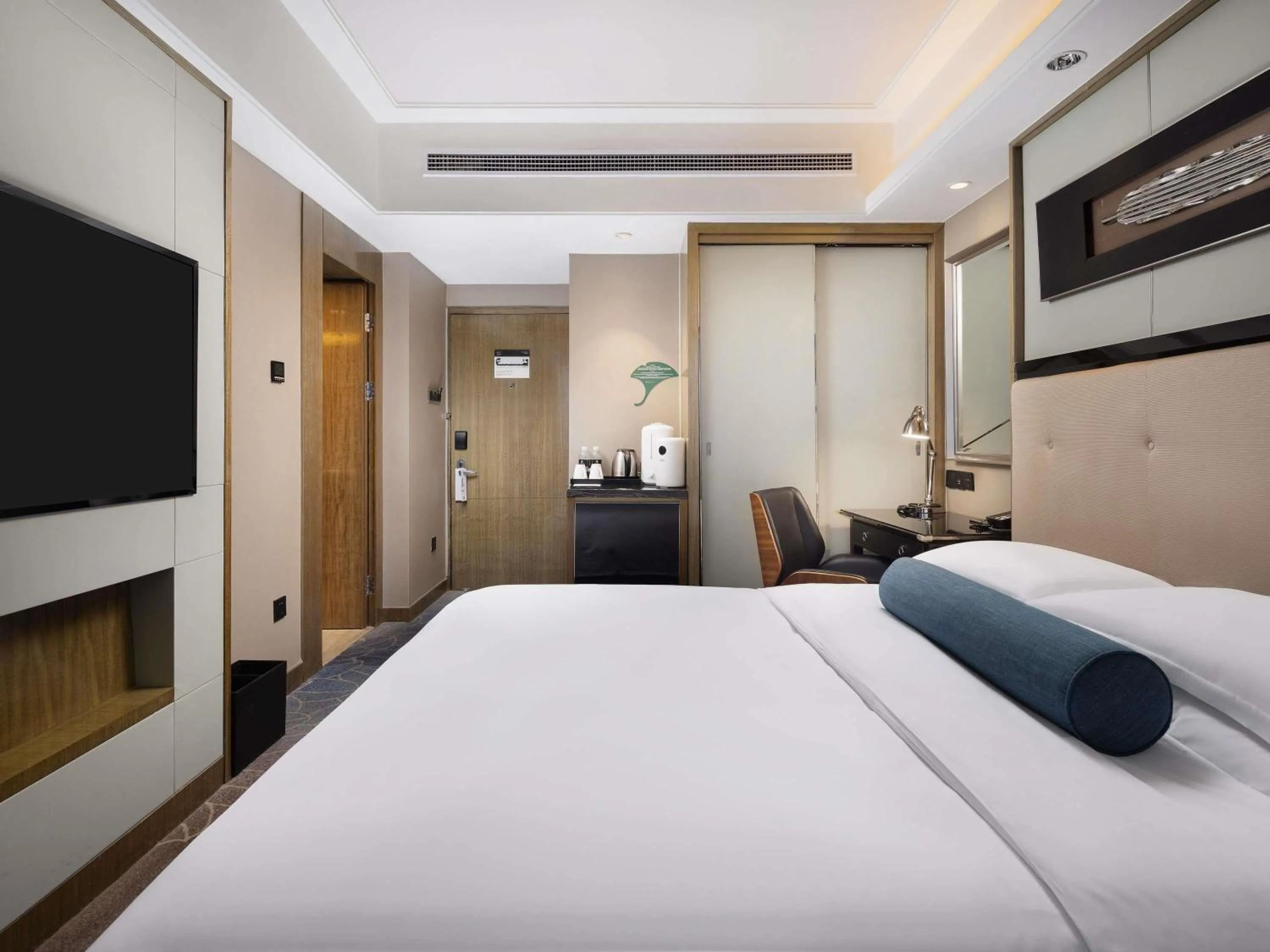 Bedroom, Bed in Pullman Shanghai Jing'an