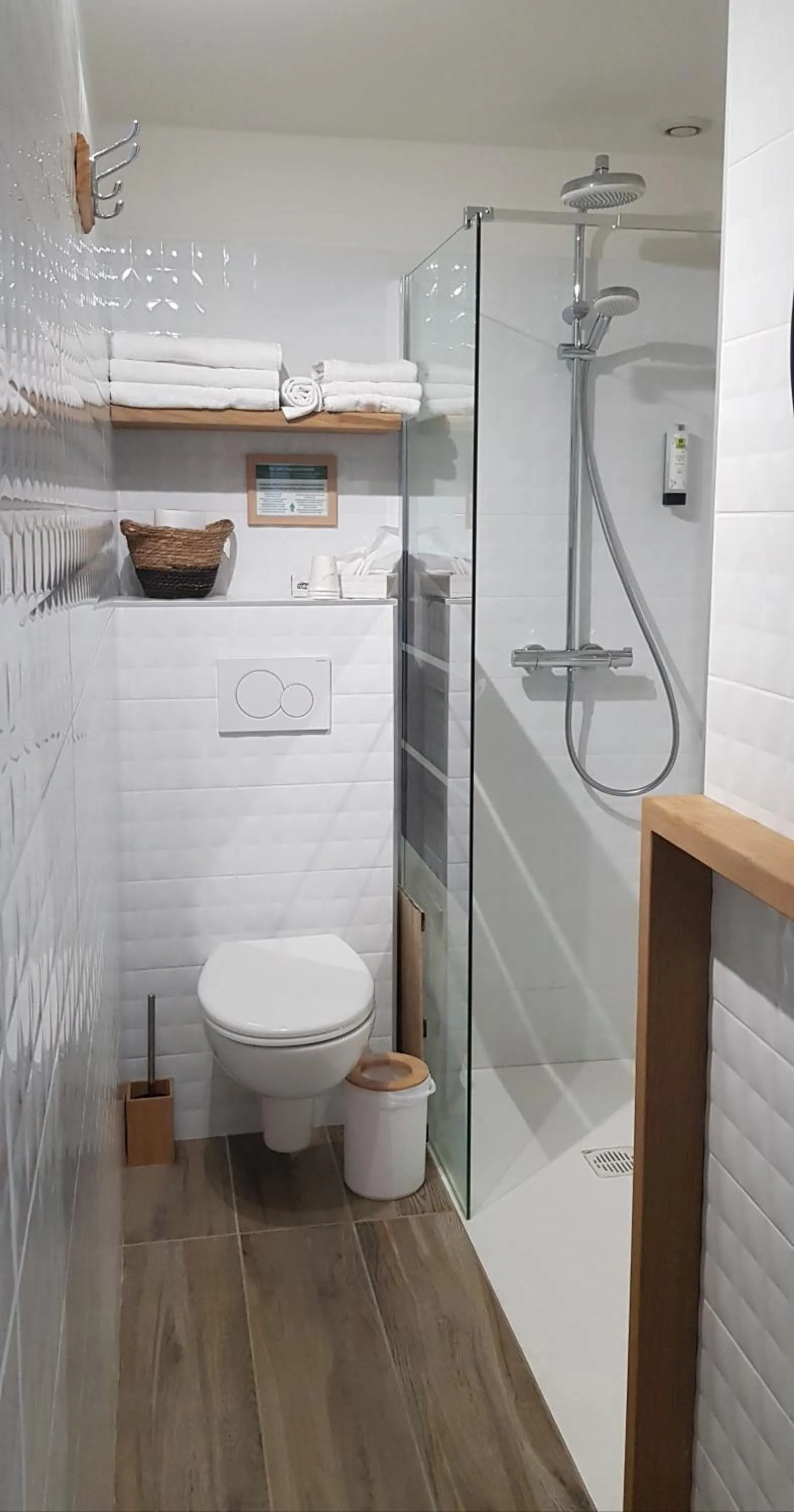 Shower in Hôtel Terminus