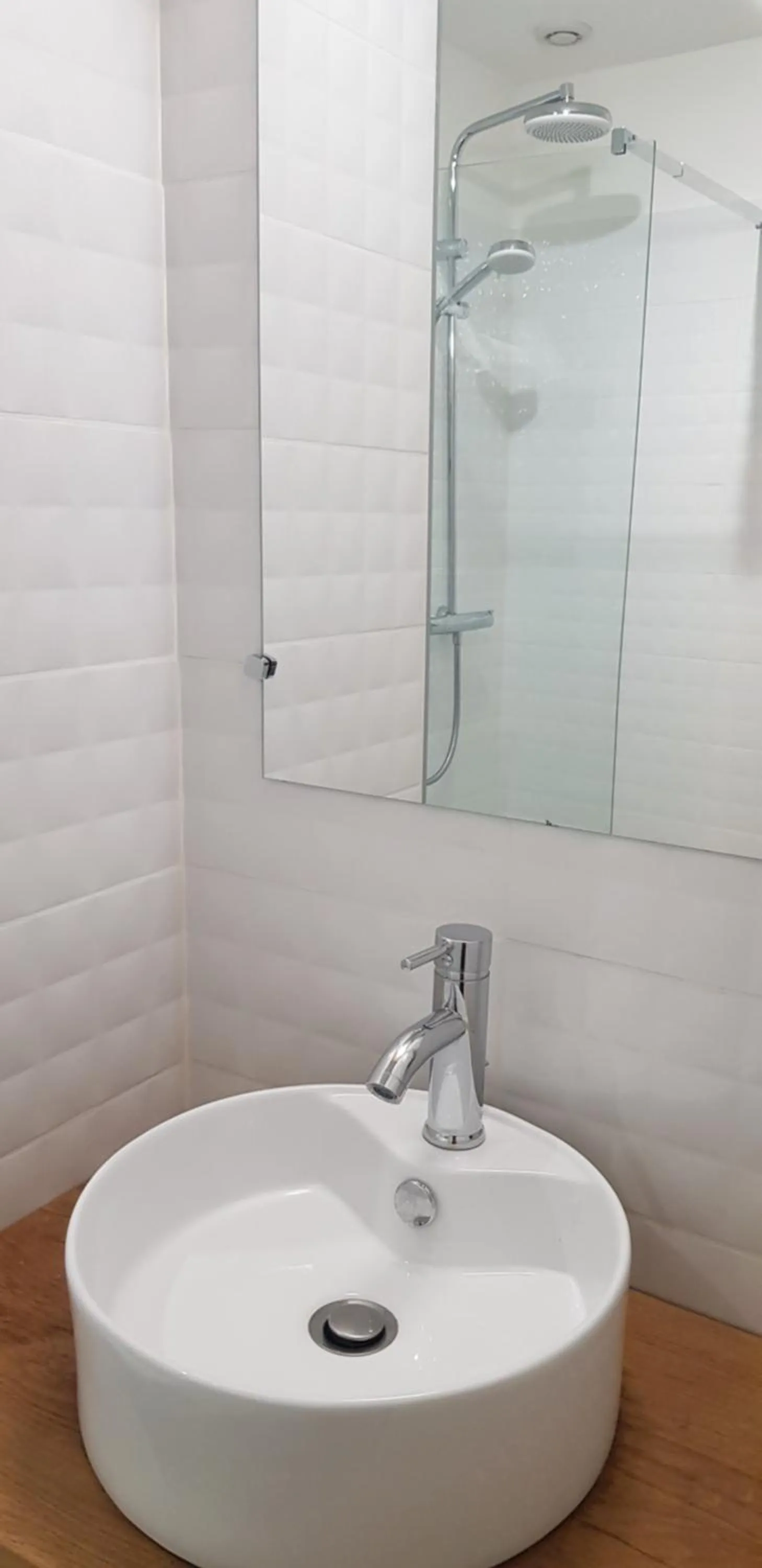 Shower in Hôtel Terminus