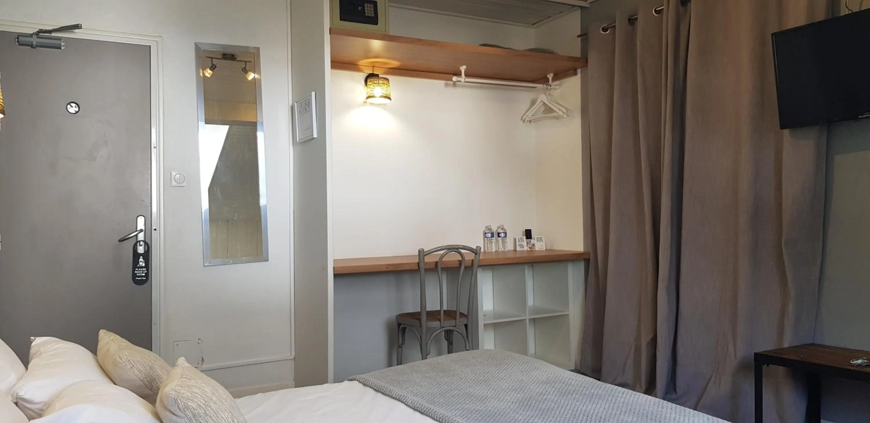 Bedroom, Bed in Hôtel Terminus