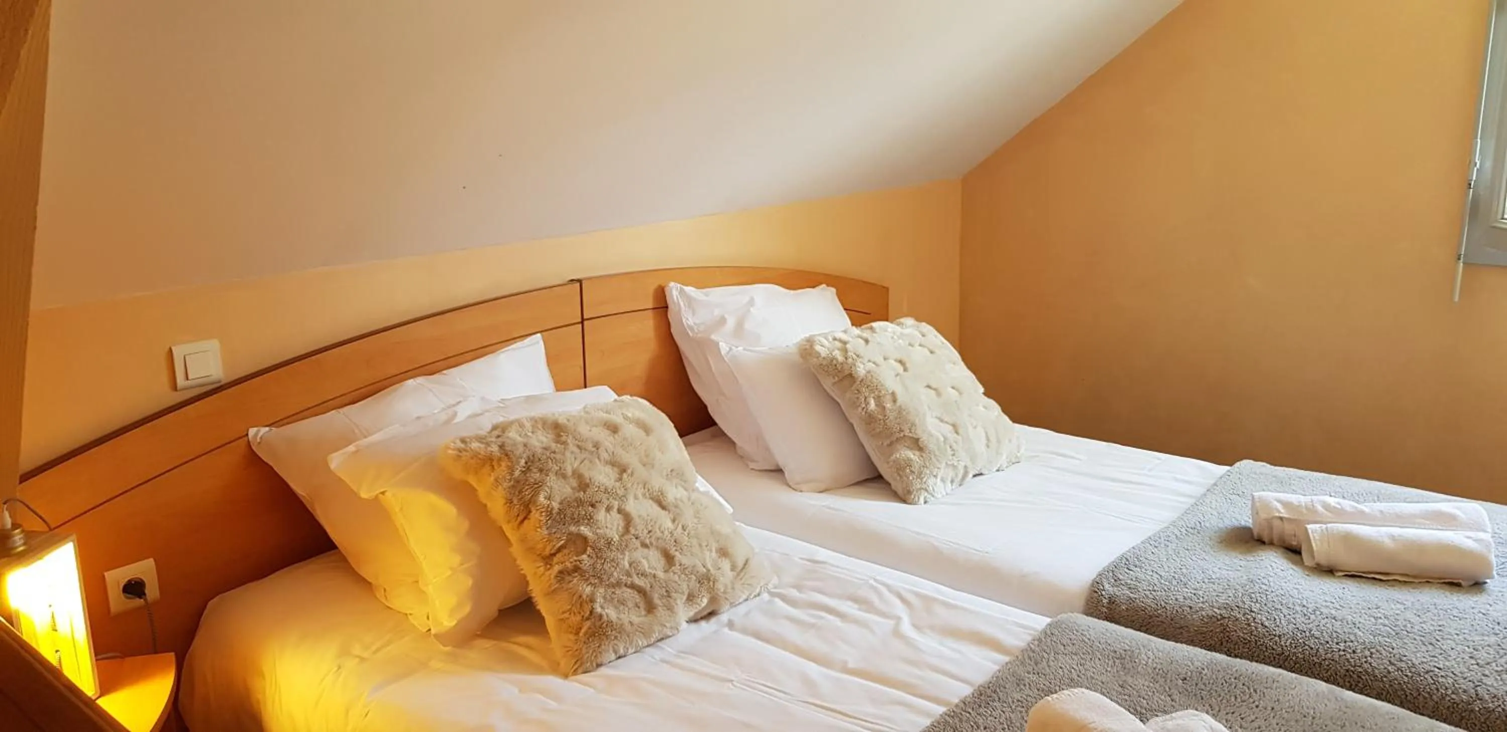 Bedroom, Bed in Hôtel Terminus