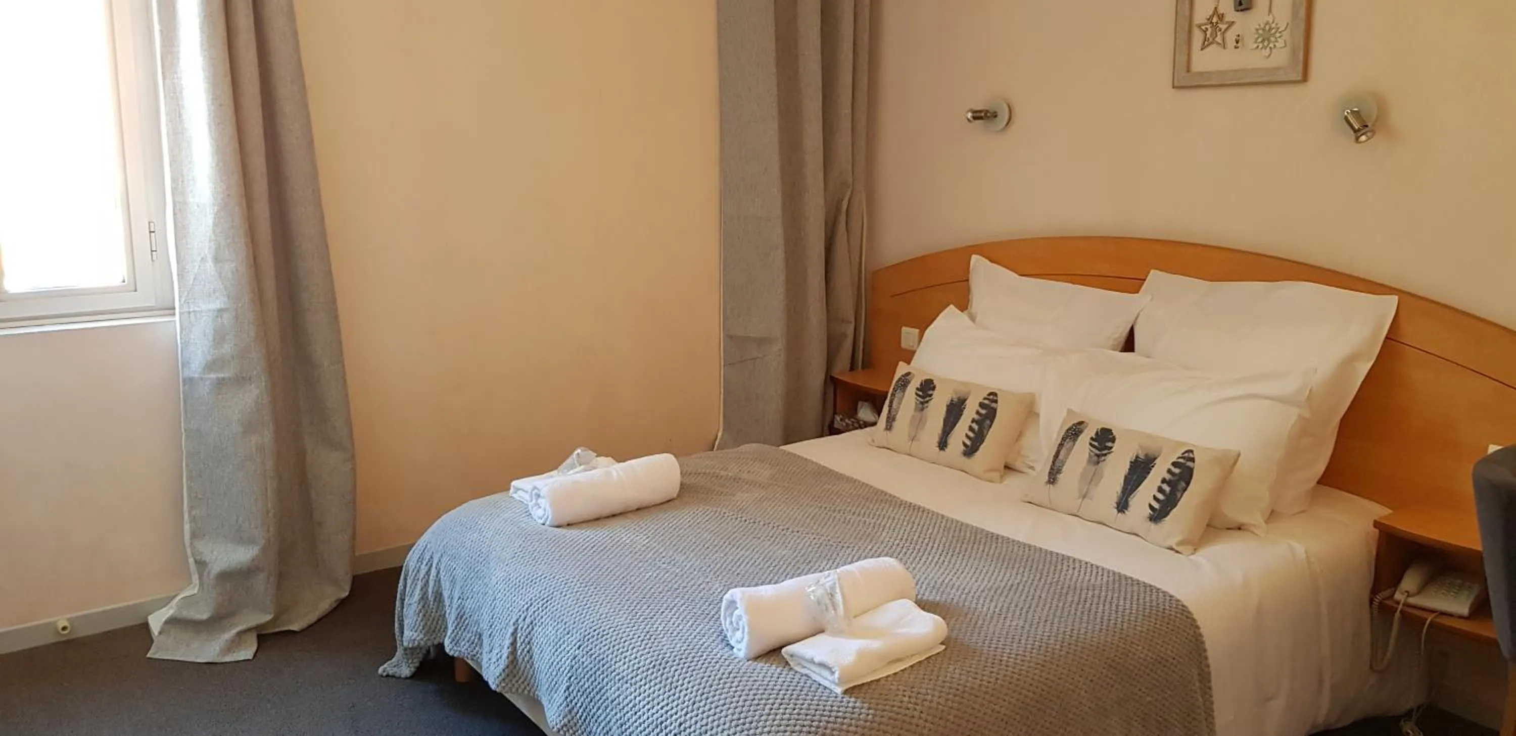 Bedroom, Bed in Hôtel Terminus