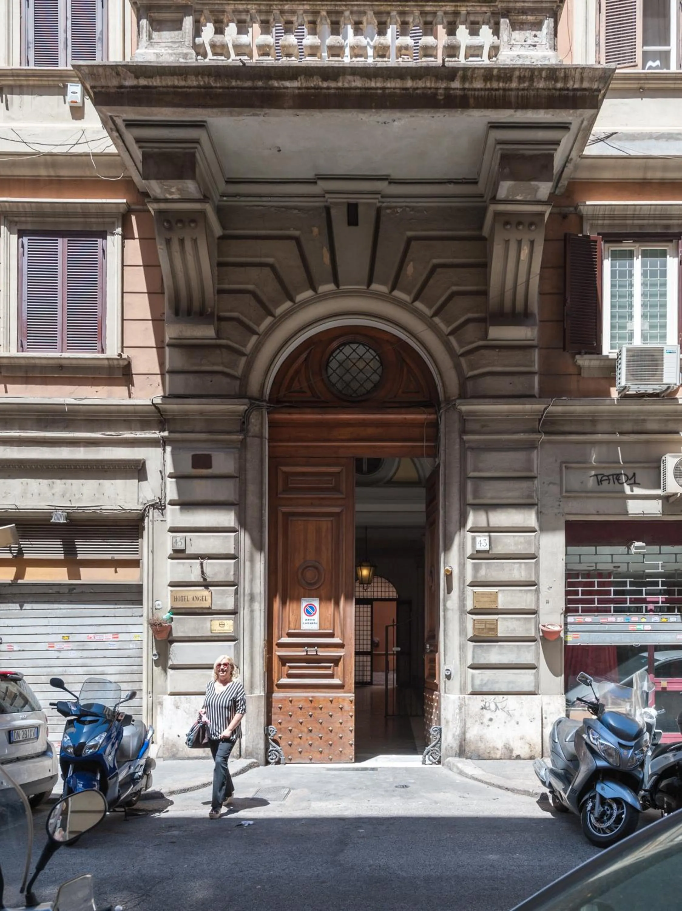 Facade/entrance in Piazza Cavour Suite