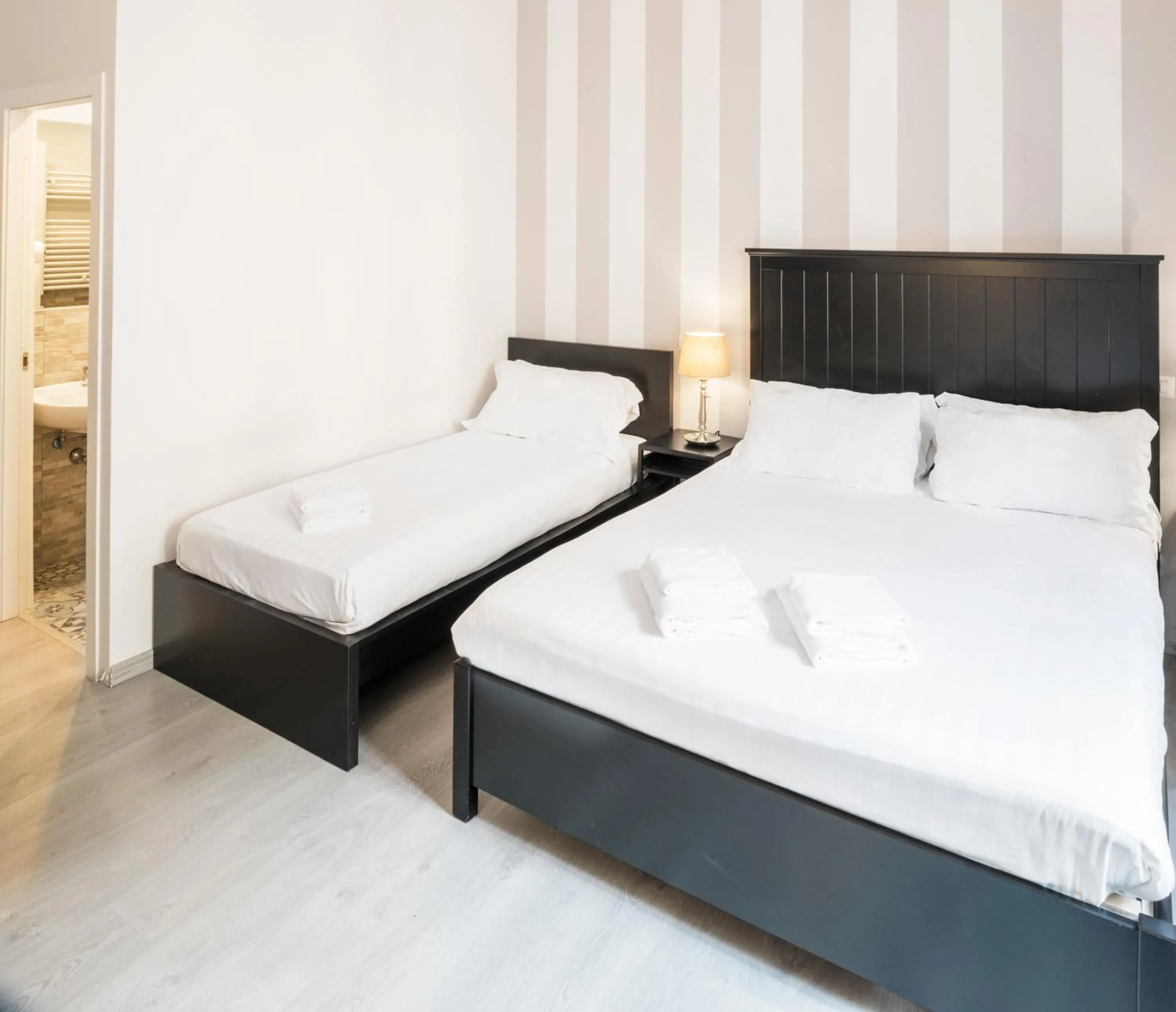 Shower, Bed in Piazza Cavour Suite