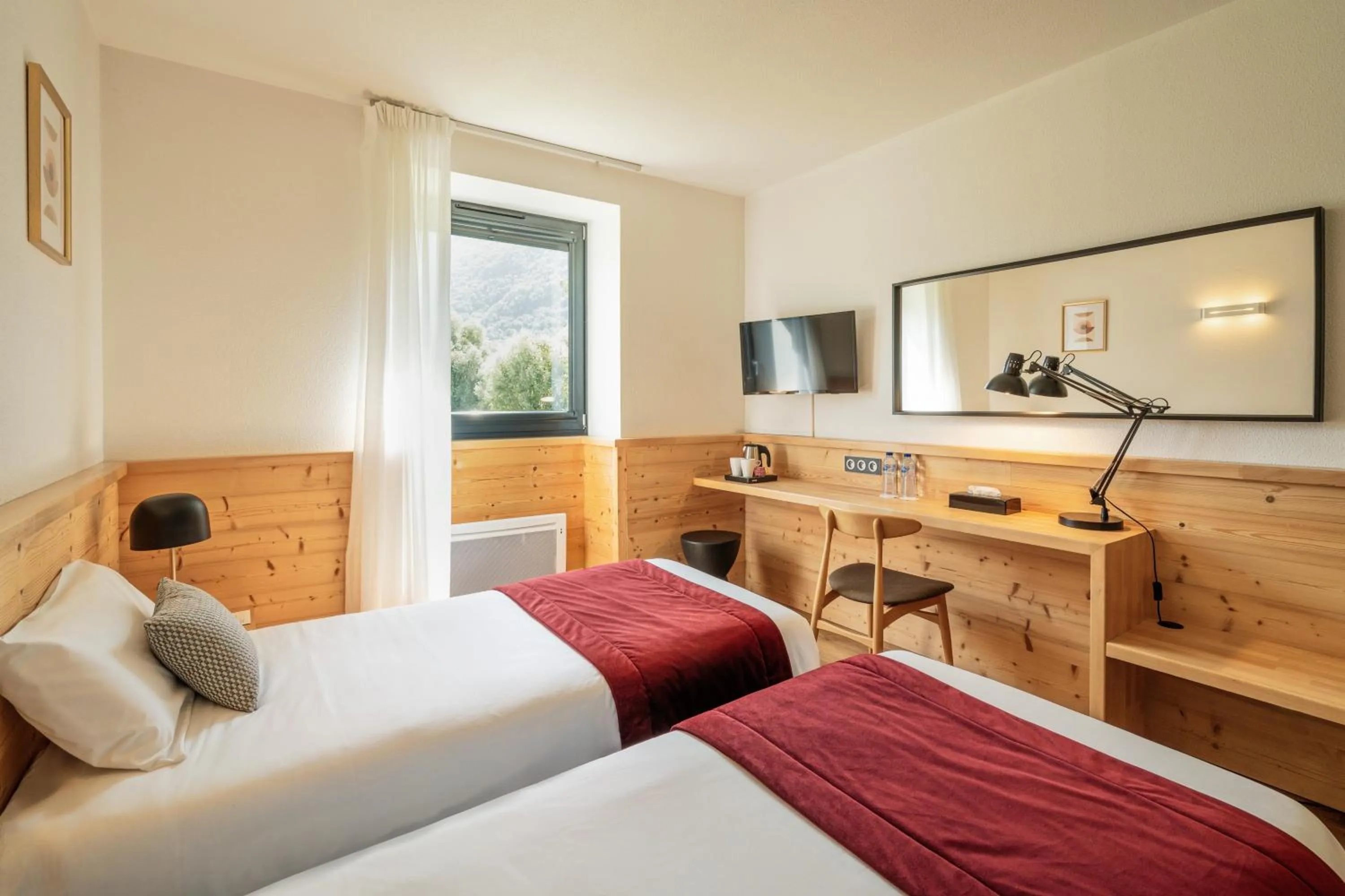 Photo of the whole room, Bed in Domaine de Charmeil