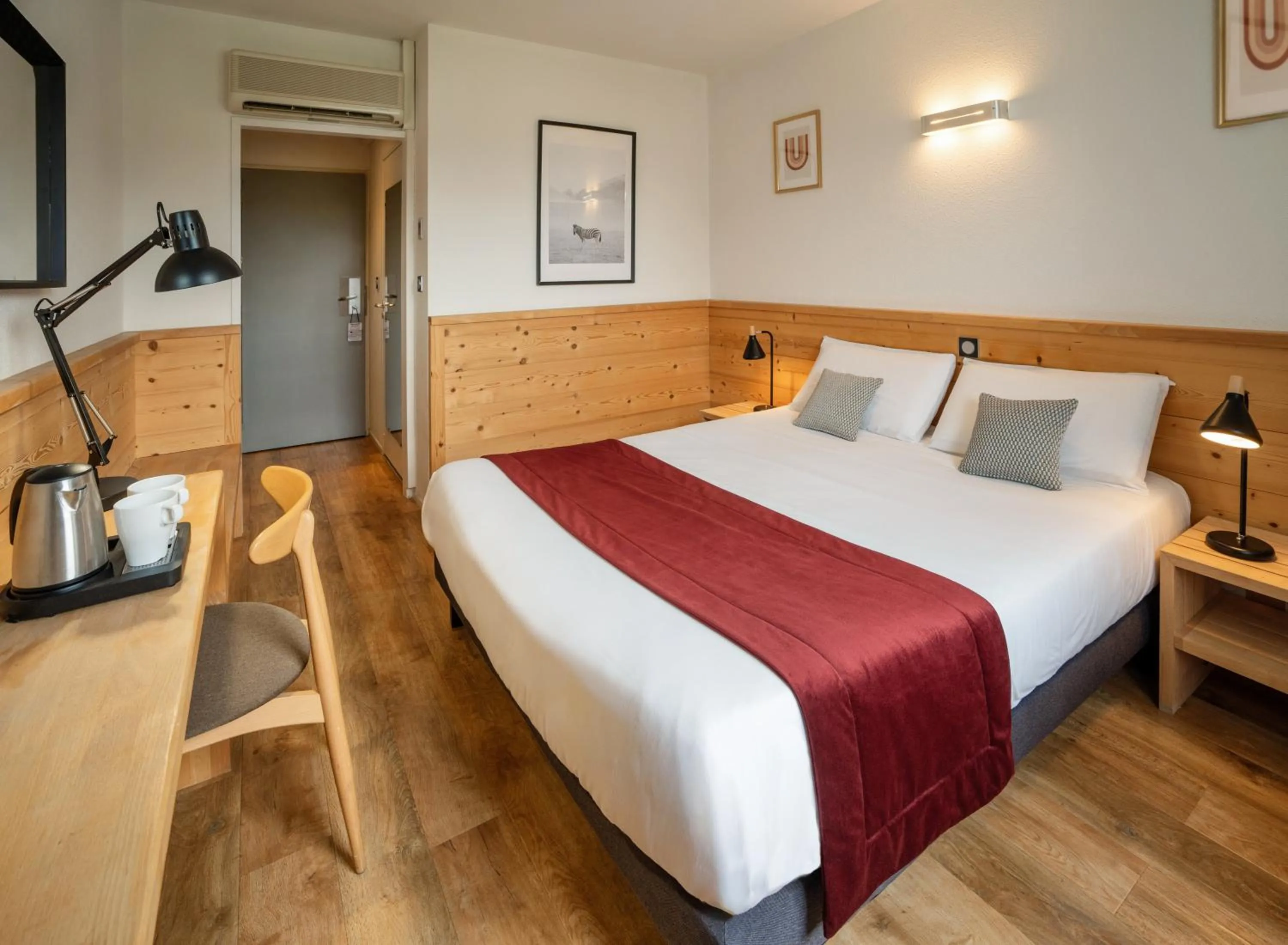 Photo of the whole room, Bed in Domaine de Charmeil