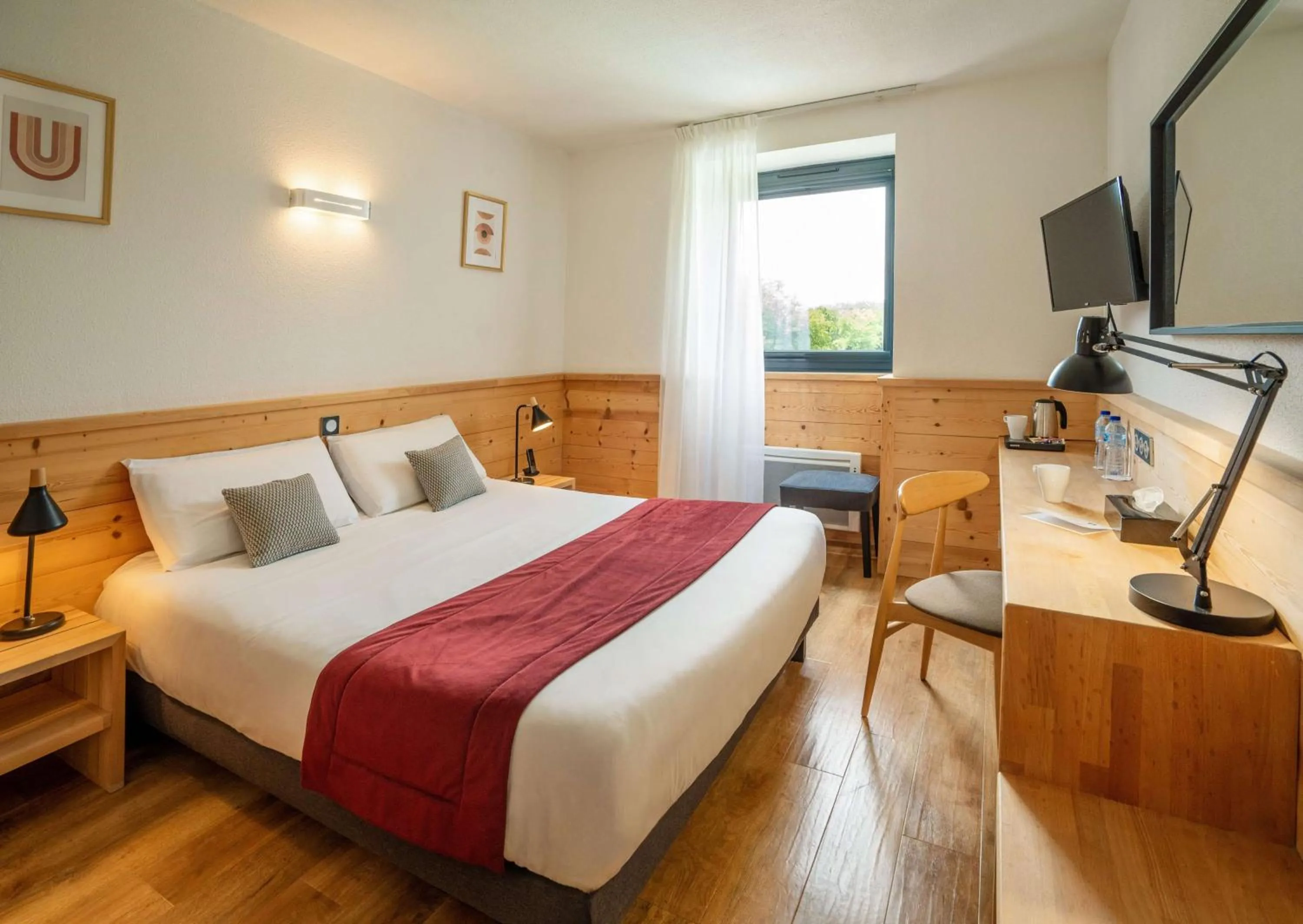 Bedroom, Bed in Domaine de Charmeil