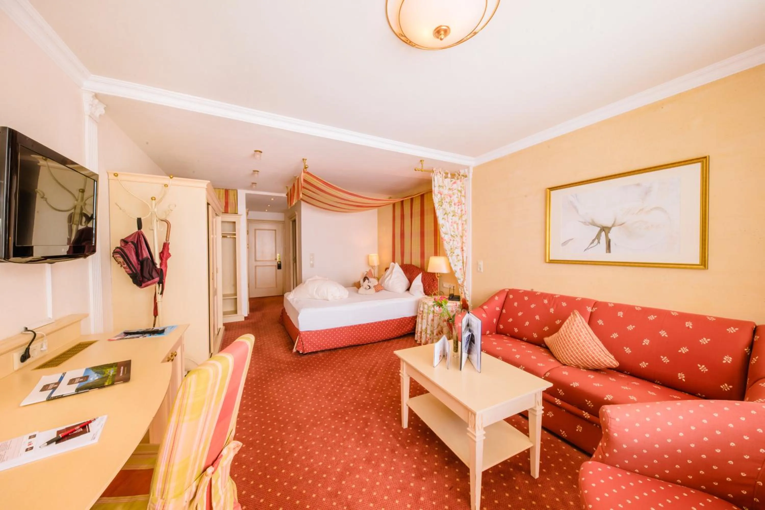 Photo of the whole room, Bed in Hotel Salzburger Hof Zauchensee