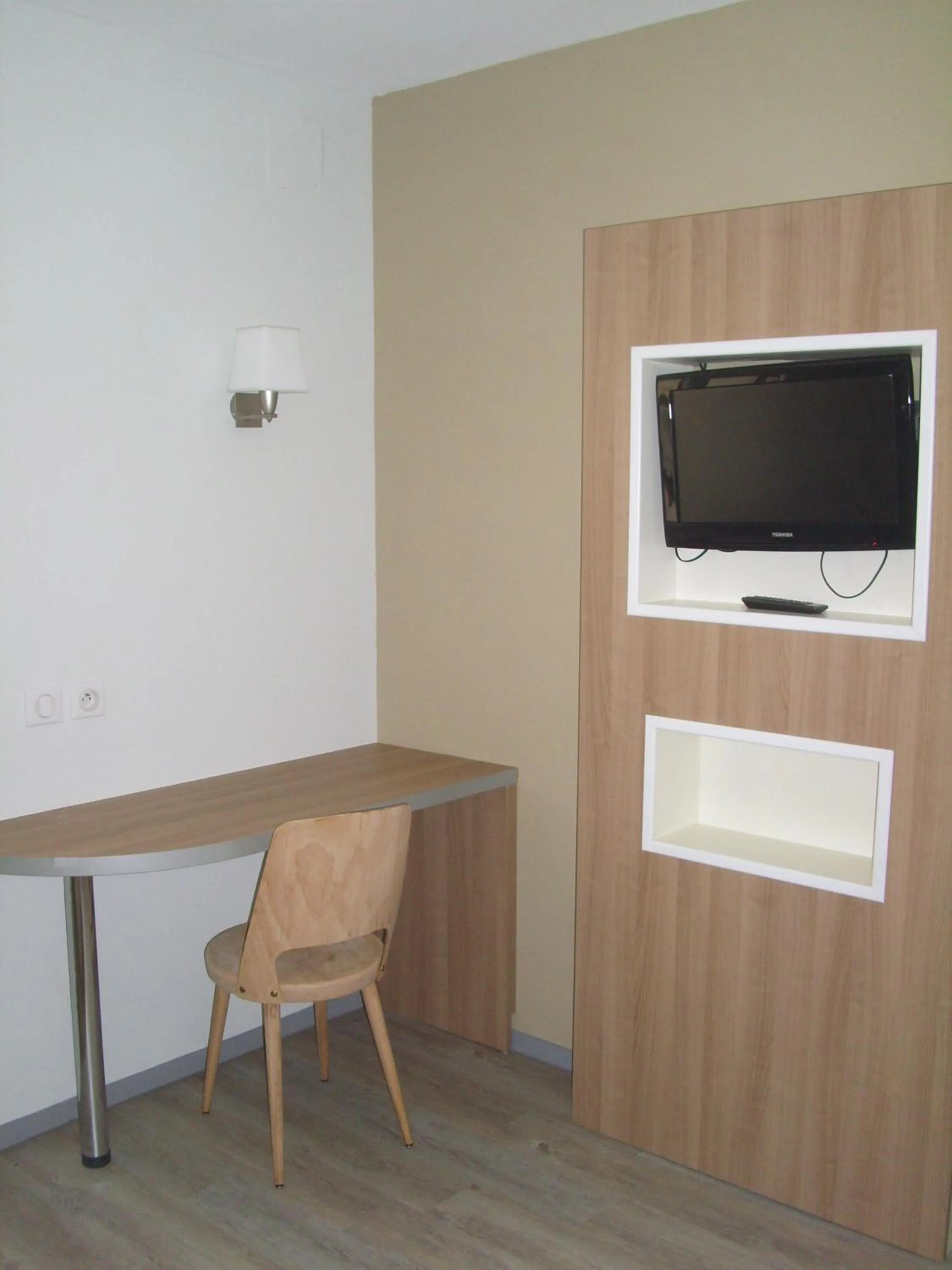 TV and multimedia in Hôtel Restaurant Du Parc de la Colombière