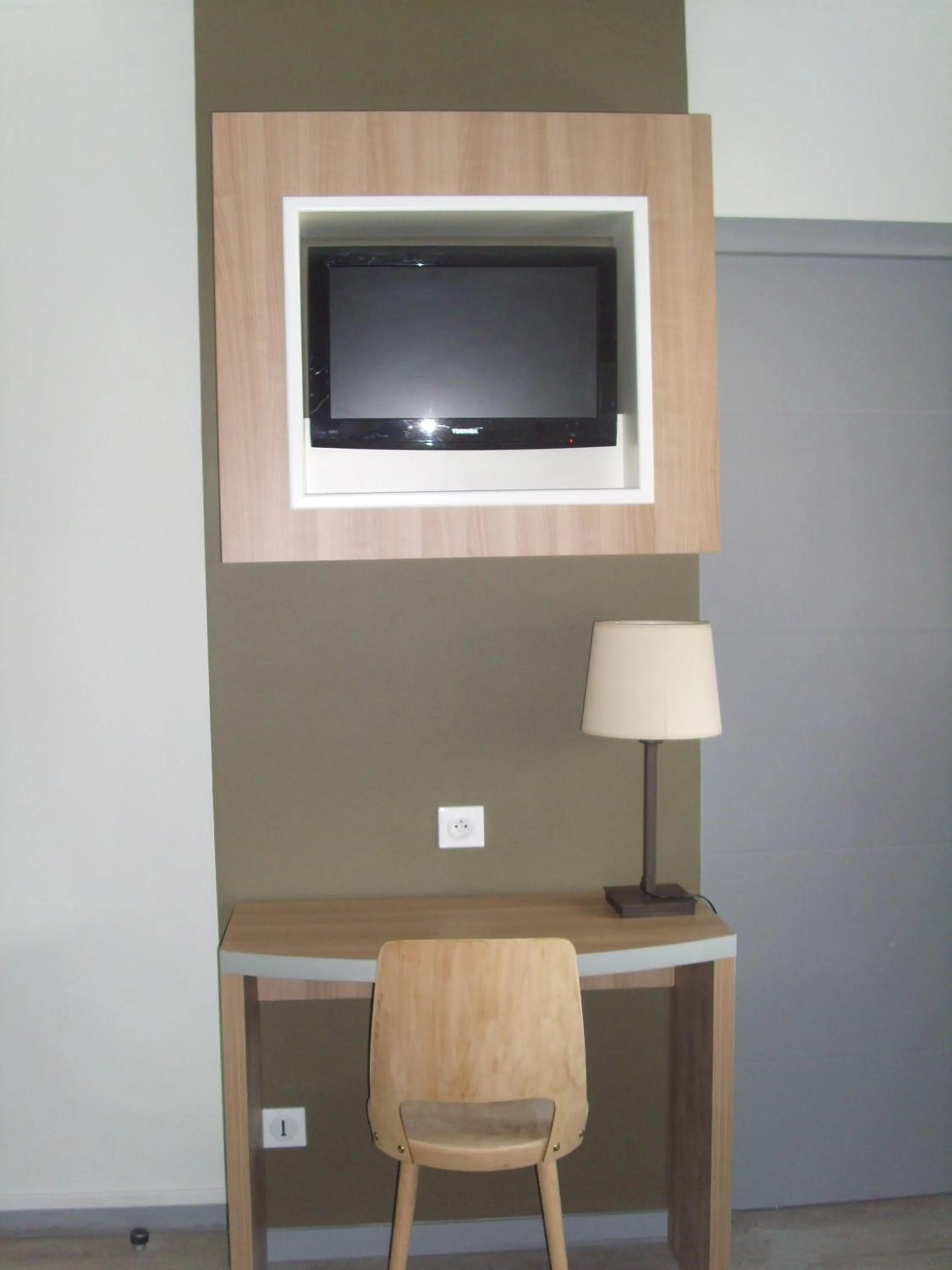 TV and multimedia in Hôtel Restaurant Du Parc de la Colombière