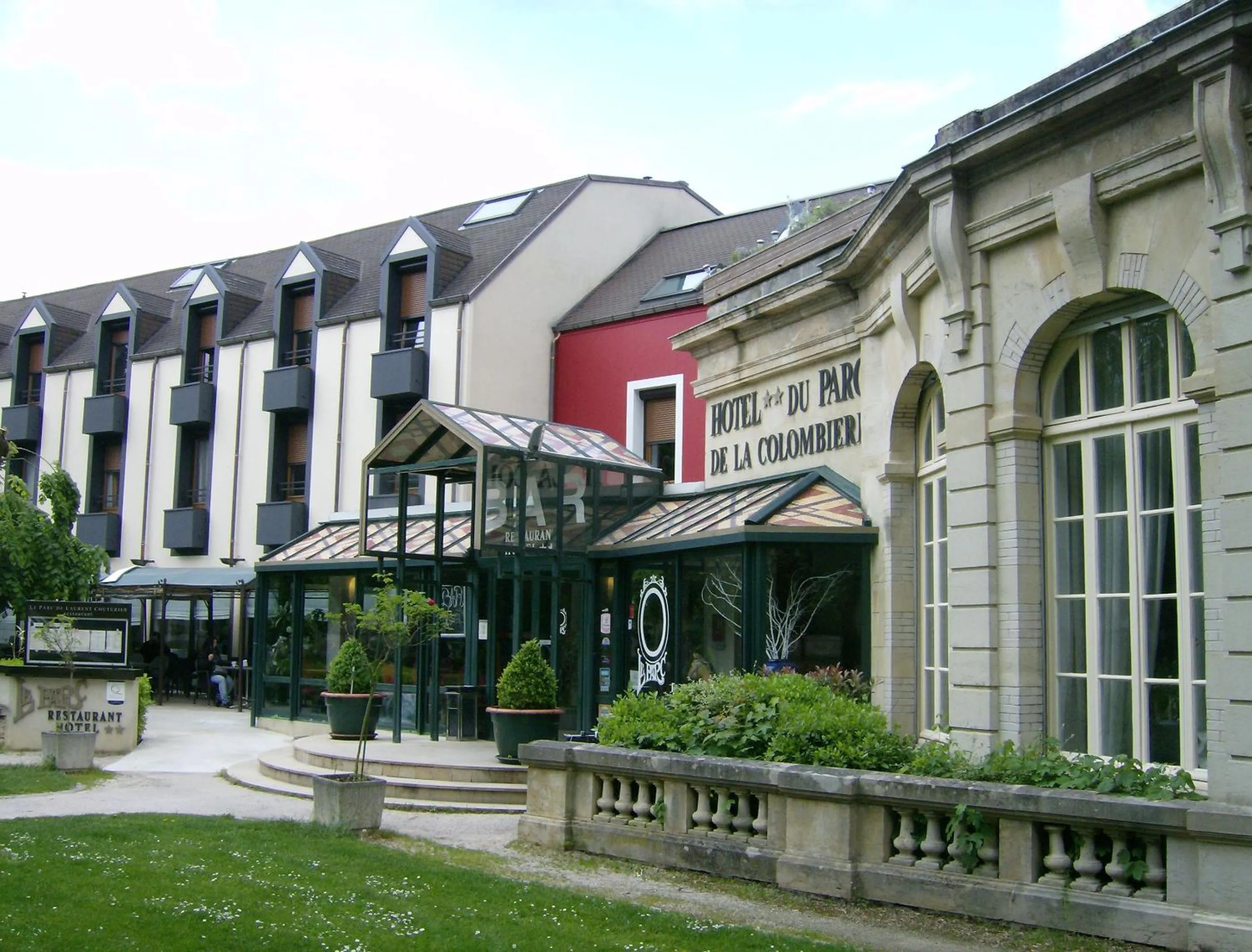 Facade/entrance in Hôtel Restaurant Du Parc de la Colombière