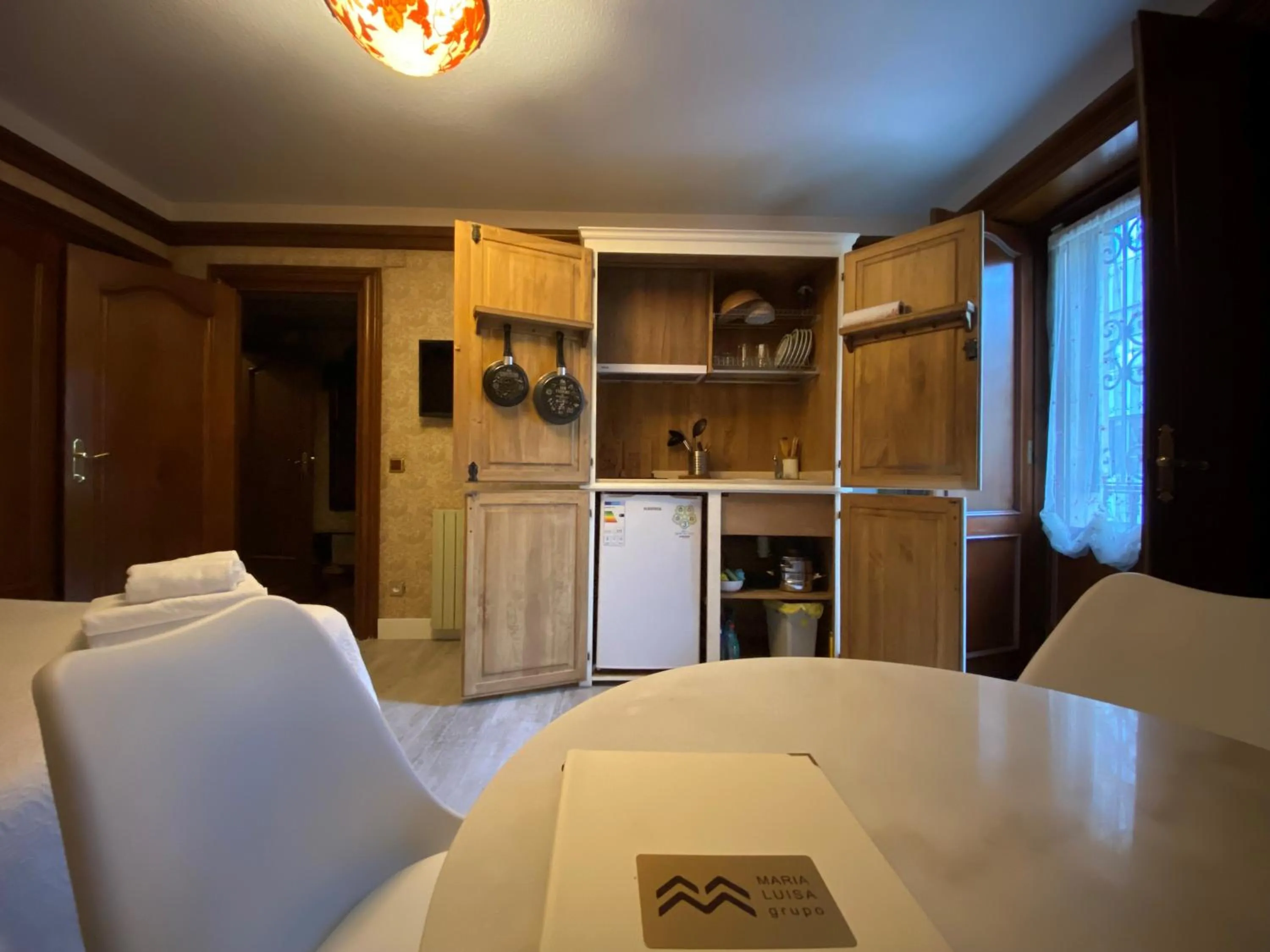 Kitchen or kitchenette, Bed in Apartamentos María Luisa