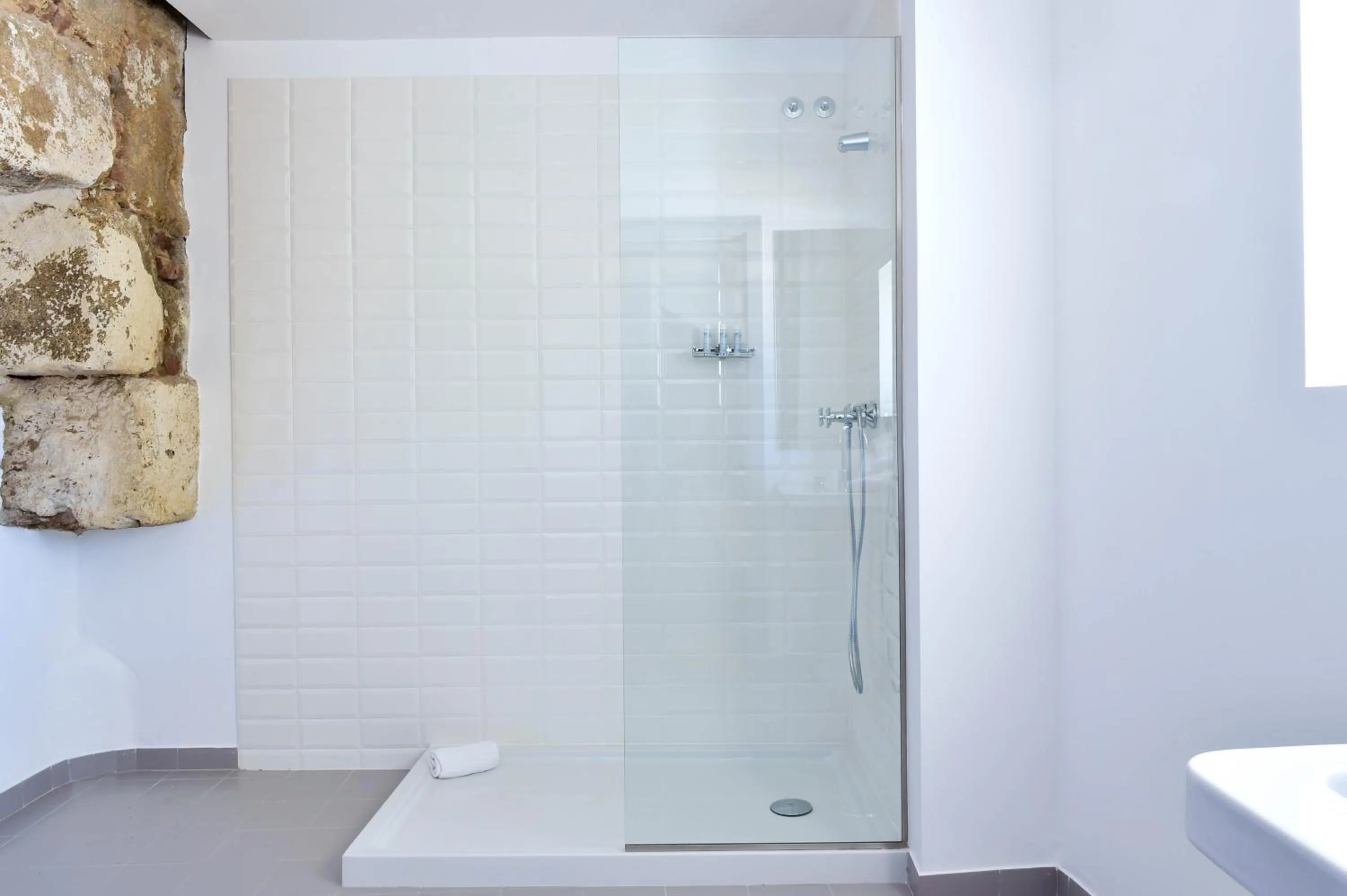 Shower in The Noble House - by Unlock Hotels