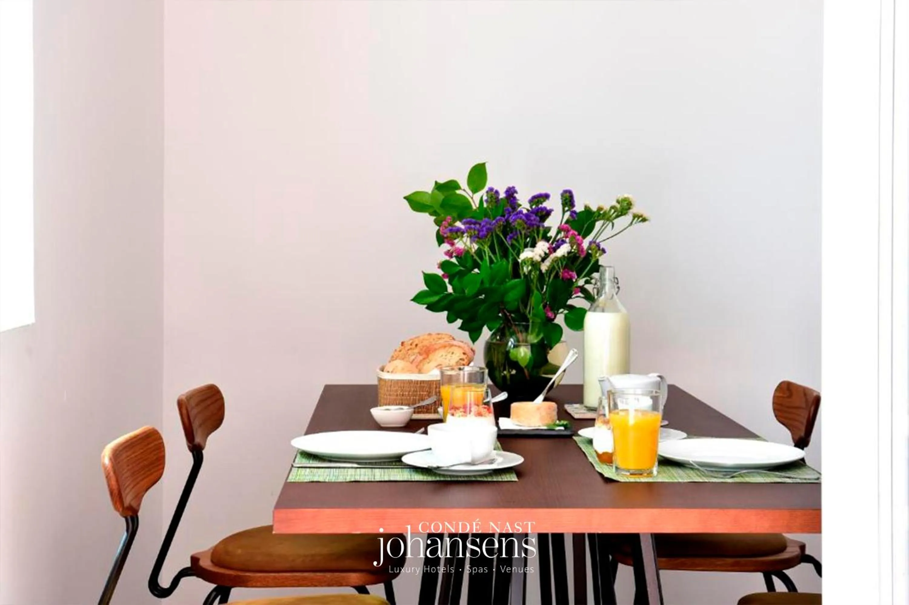 Food and drinks in The Noble House - by Unlock Hotels