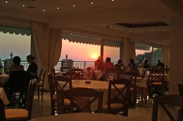 Restaurant/places to eat in Aloha Hotel