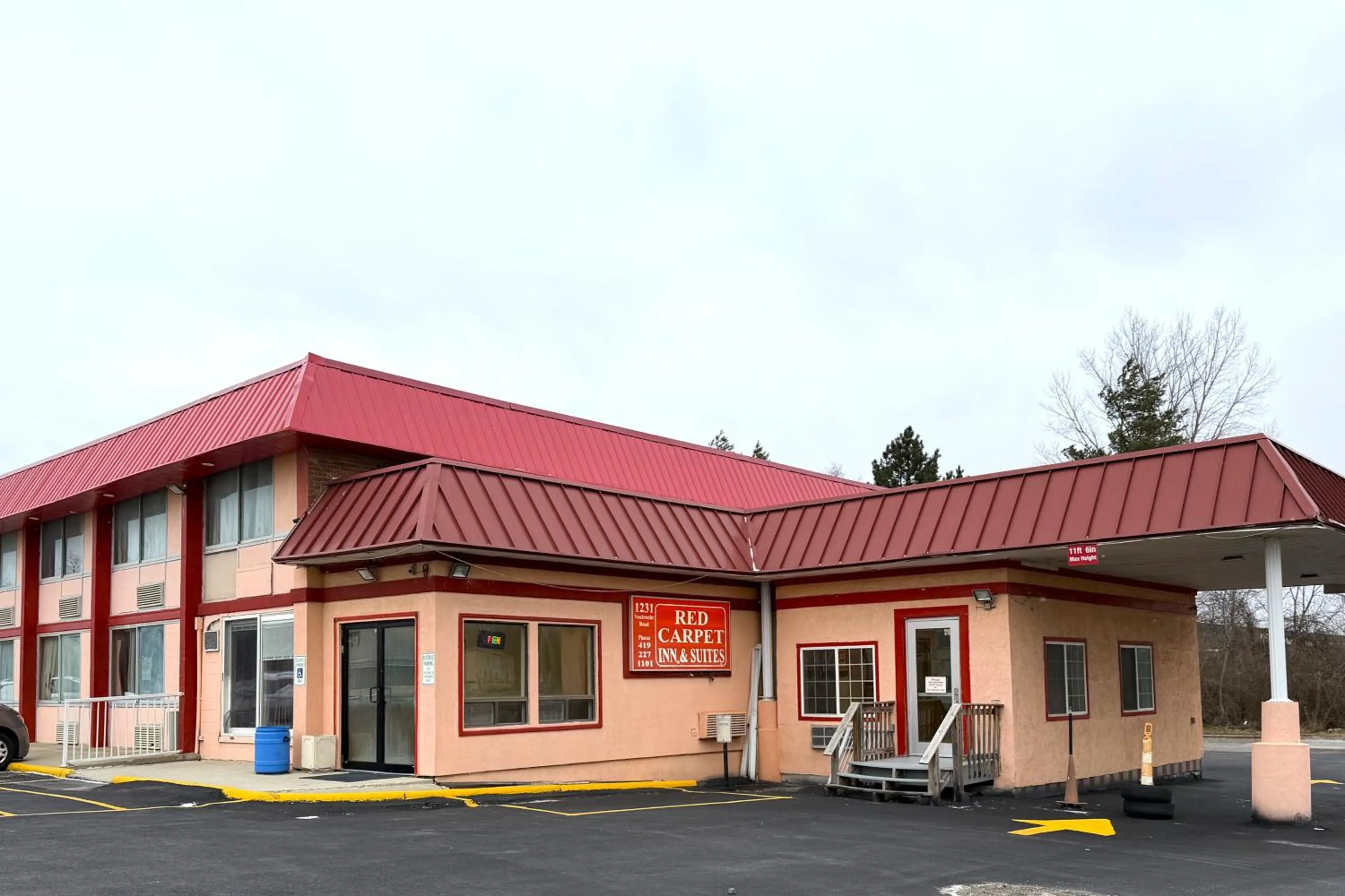 Facade/entrance in Red Carpet Inn & Suites Lima -Listing Partner