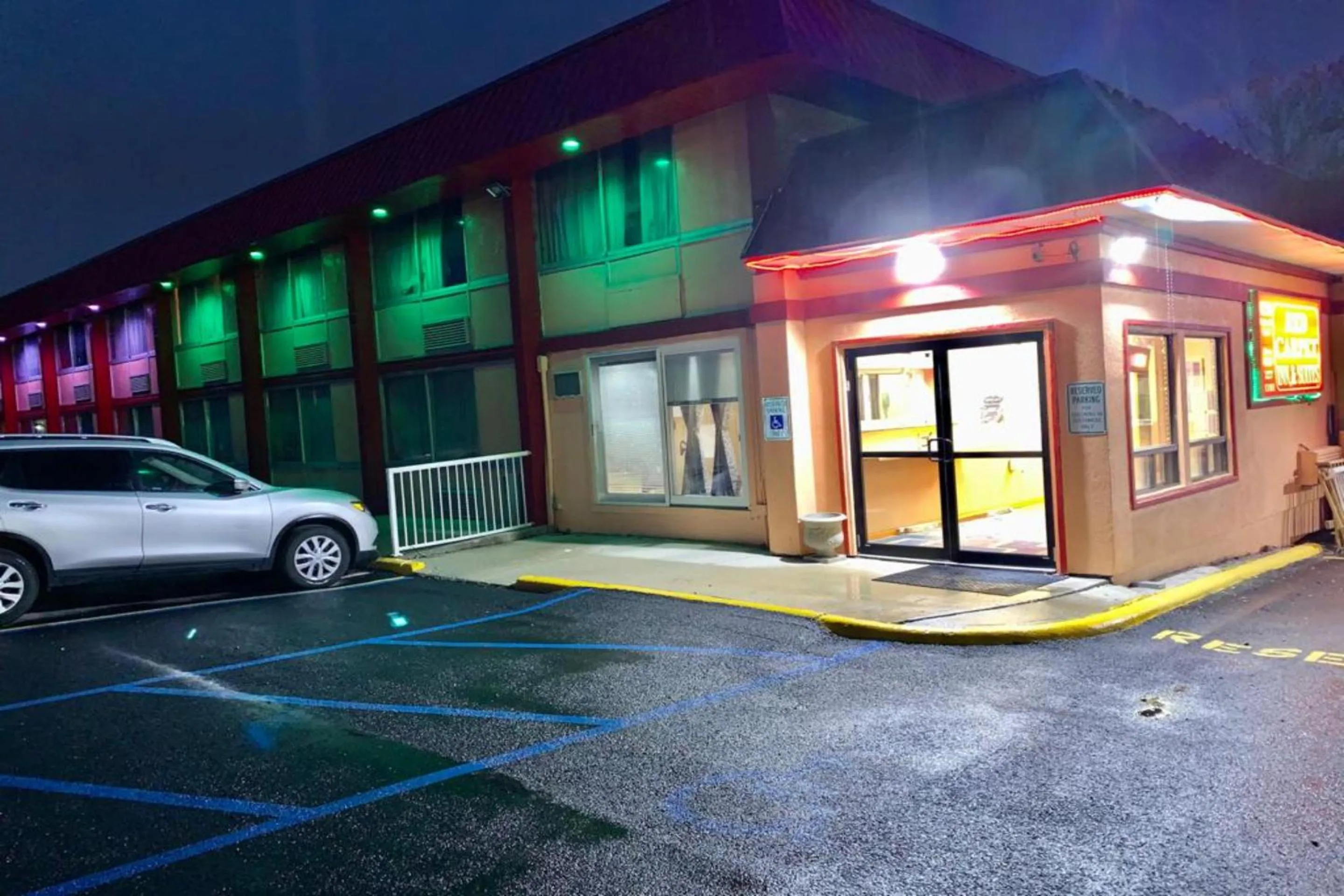 Parking in Red Carpet Inn & Suites Lima -Listing Partner