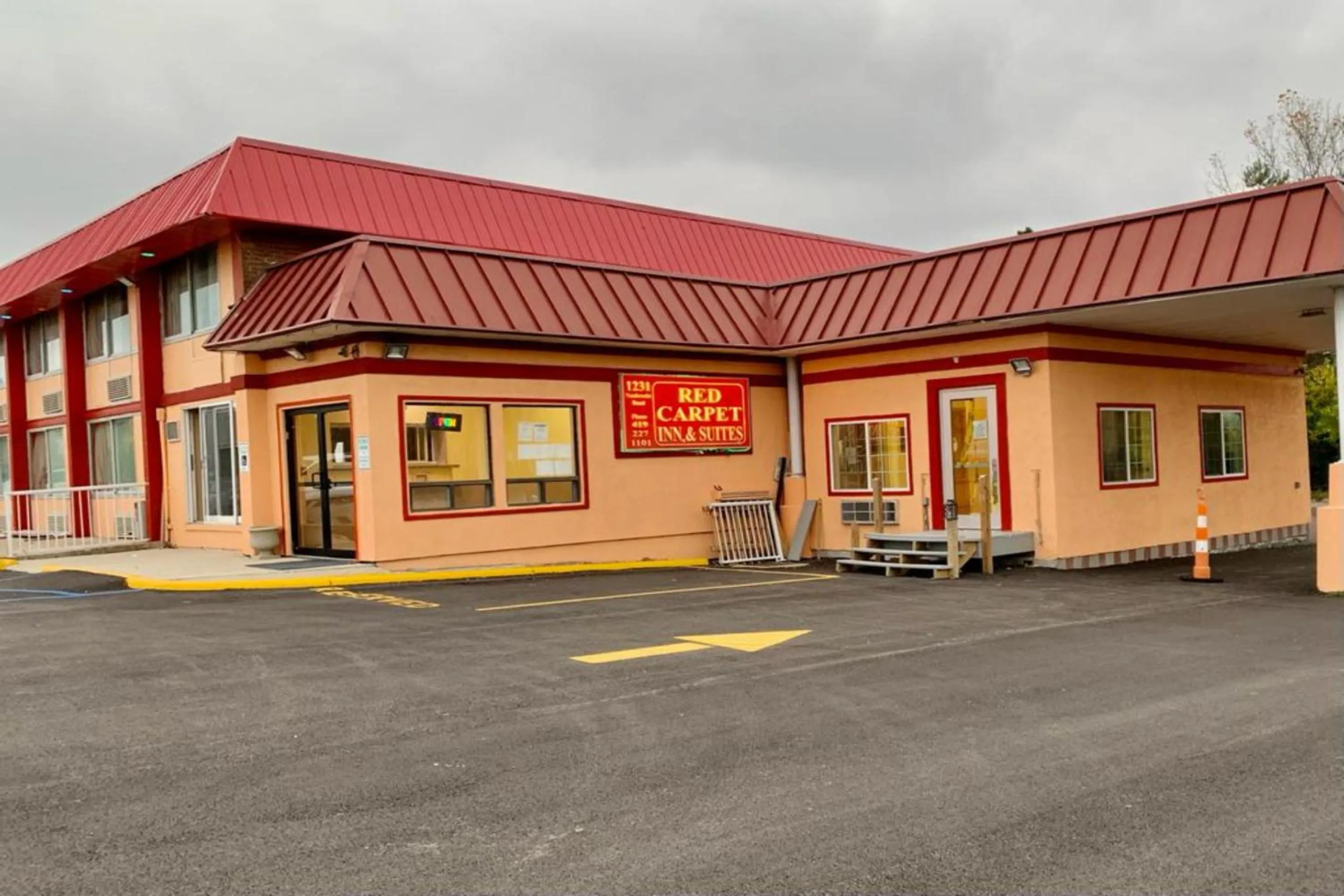 Facade/entrance in Red Carpet Inn & Suites Lima -Listing Partner