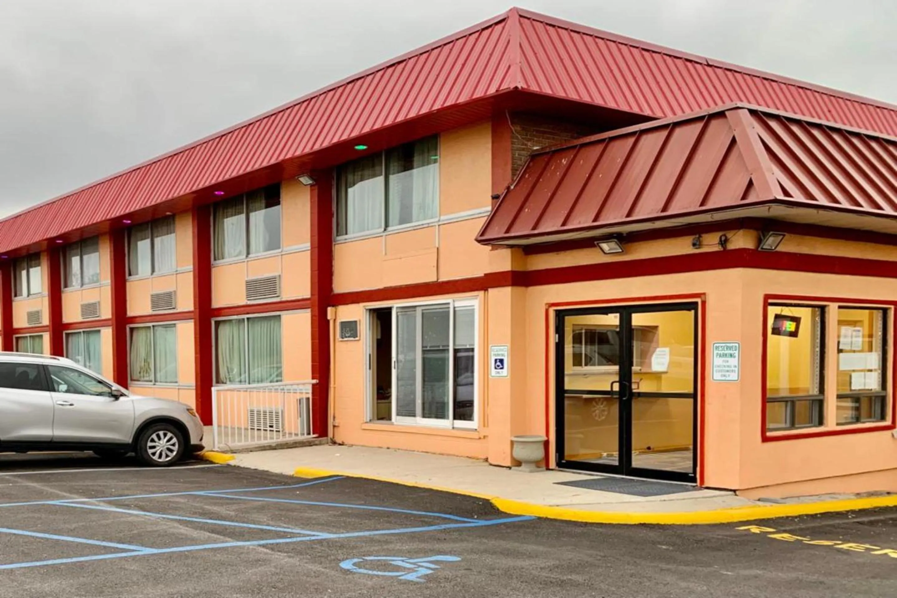 Property building in Red Carpet Inn & Suites Lima -Listing Partner