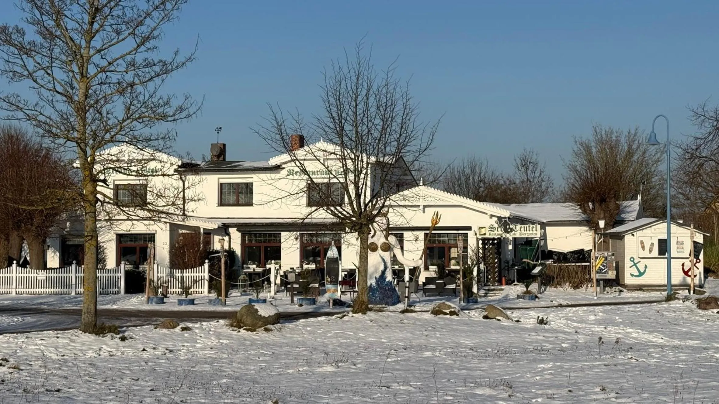 Property building in Strand-Hotel Lobbe