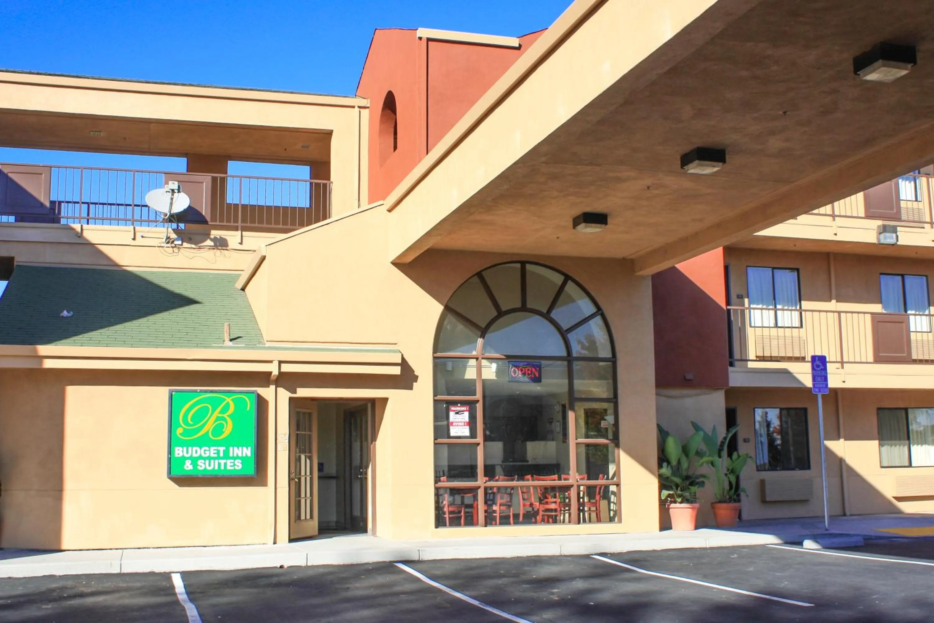 Property building in Budget Inn and Suites Stockton Yosemite