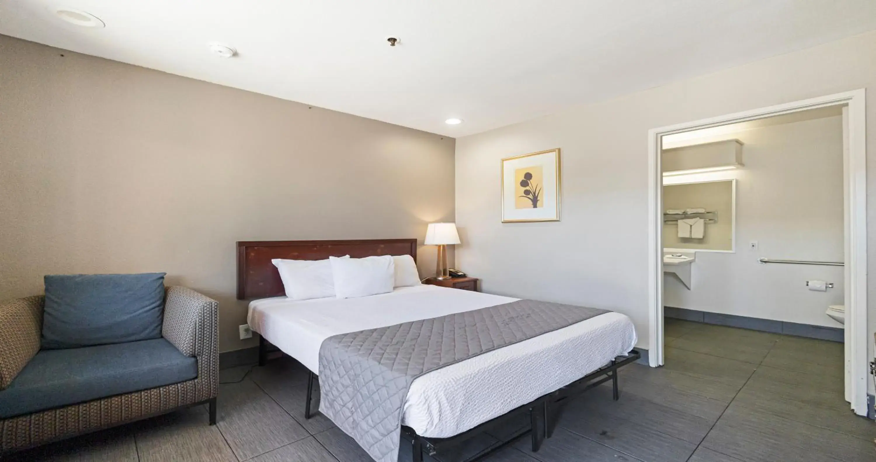 King Suite - Non-Smoking in Budget Inn and Suites Stockton Yosemite King Suite - Non-Smoking in Budget Inn and Suites Stockton Yosemite